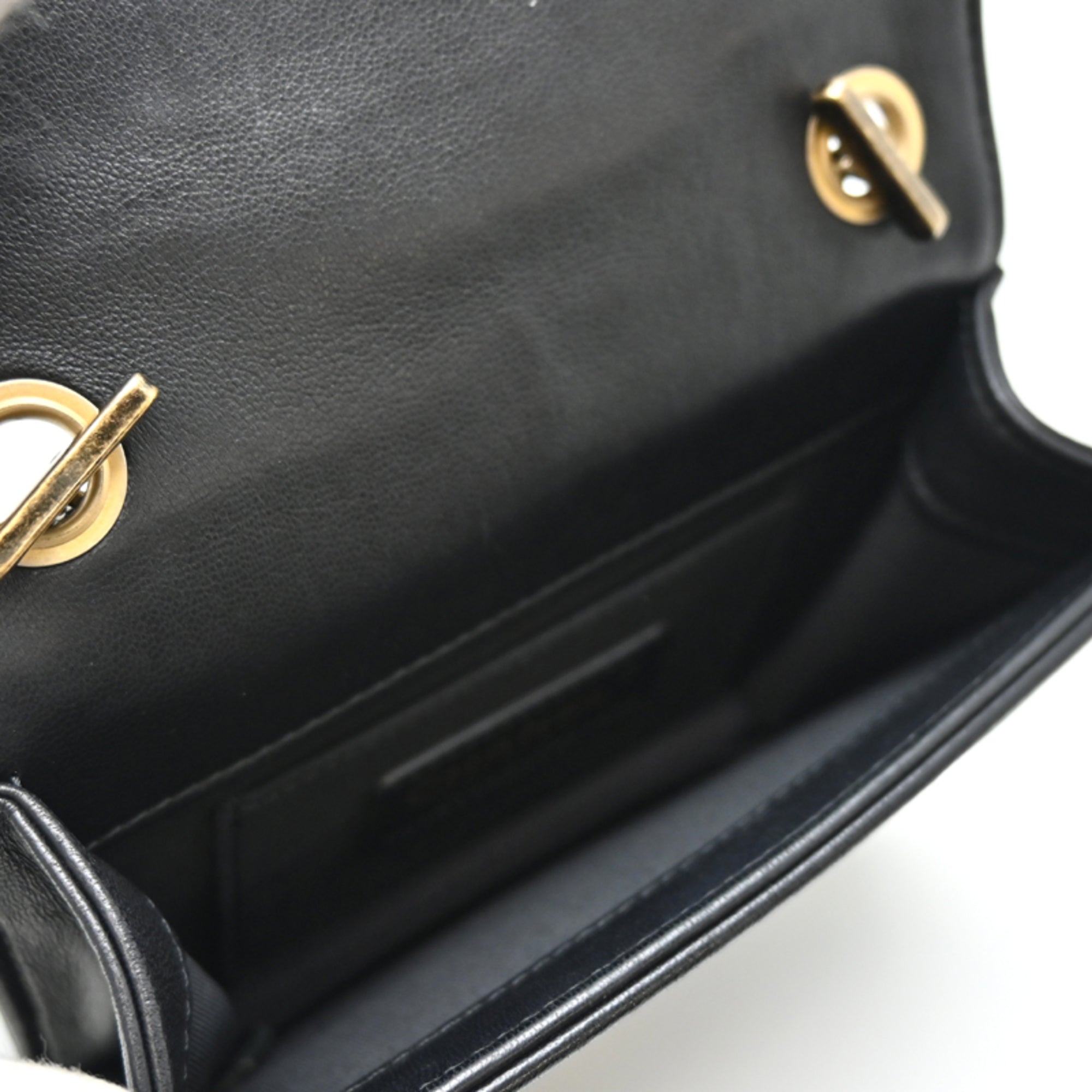 Chanel Black Leather Shoulder Bag (Pre-Owned)