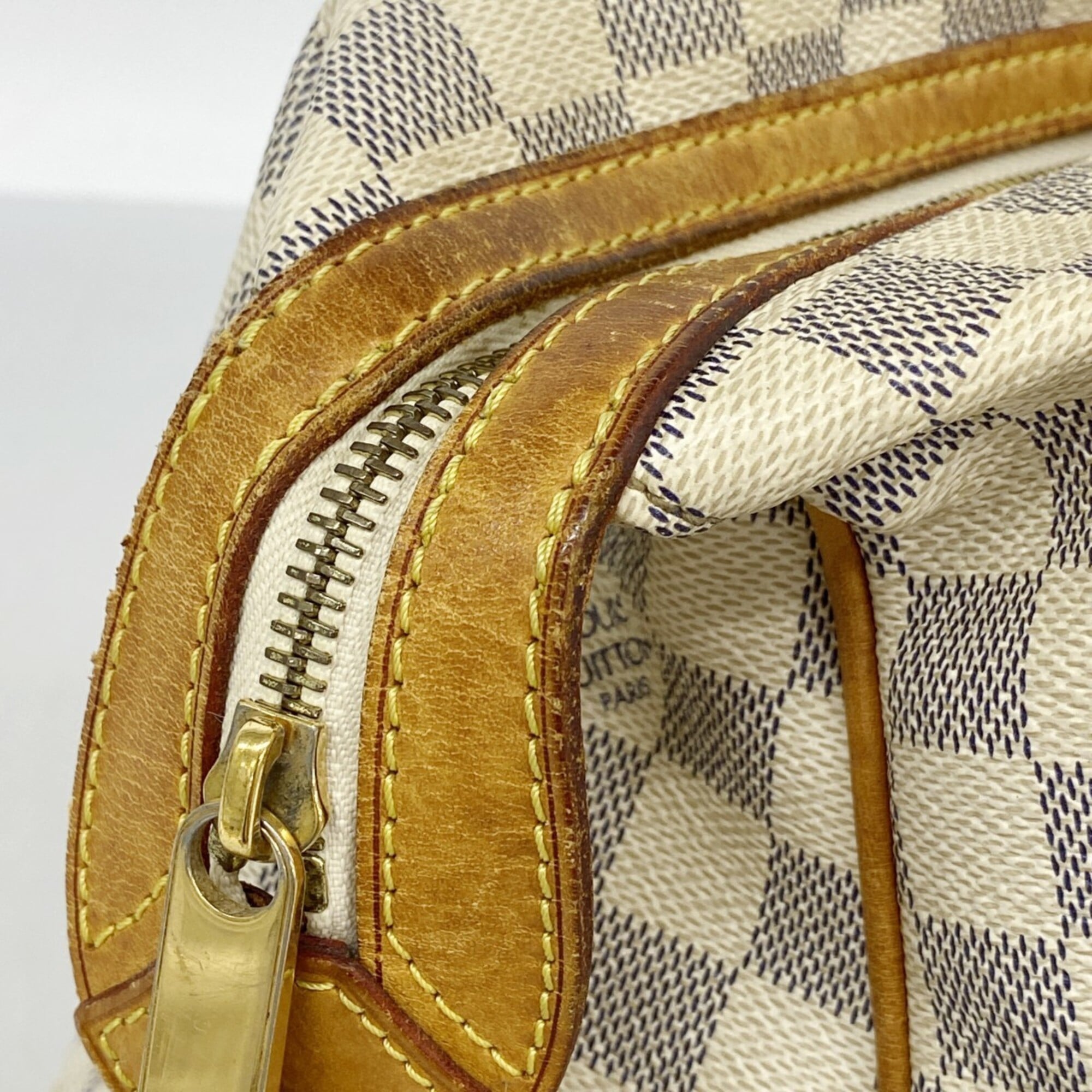 Louis Vuitton White Shoulder Bag (Pre-Owned)