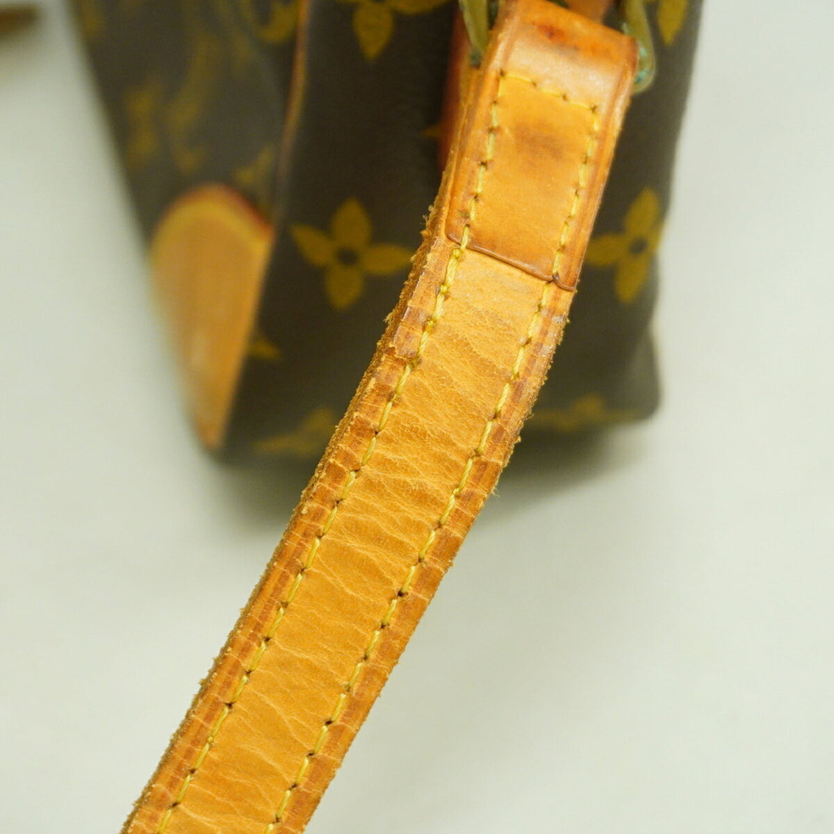 Louis Vuitton Brown Shoulder Bag (Pre-Owned)