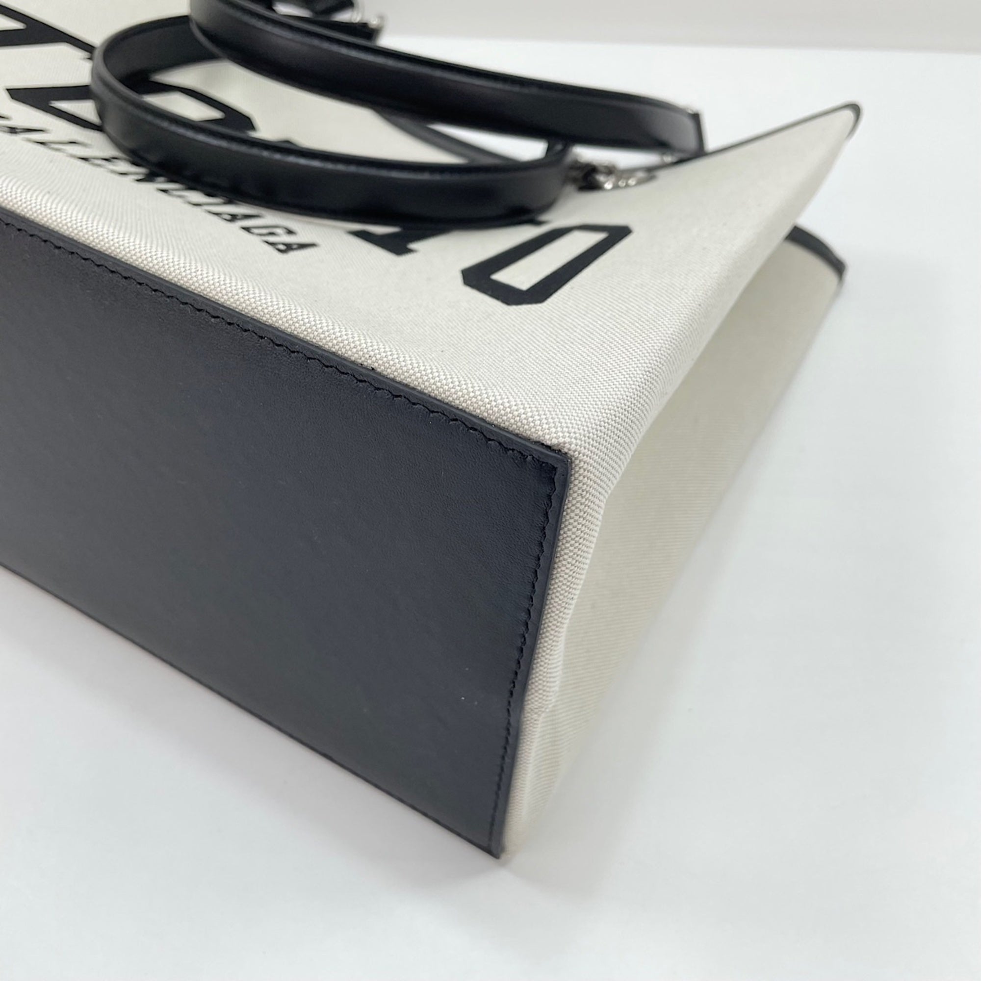 Balenciaga White Tote Bag (Pre-Owned)