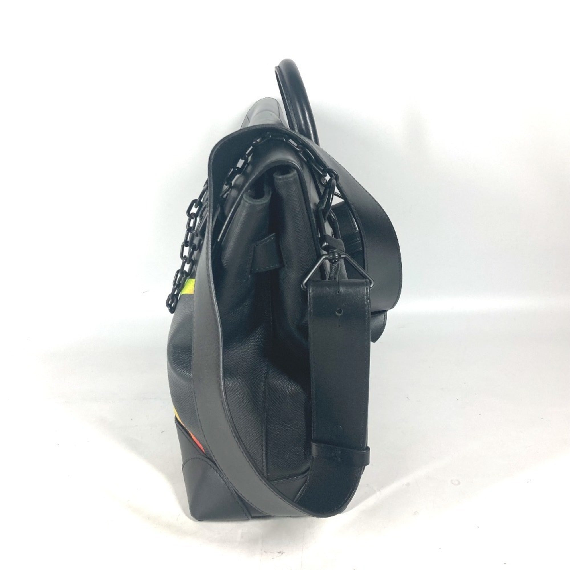 Louis Vuitton Black Taiga Leather Handbag Shoulder Bag (Pre-Owned)