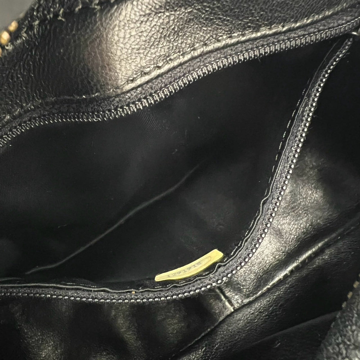 Chanel Black Leather Shoulder Bag (Pre-Owned)