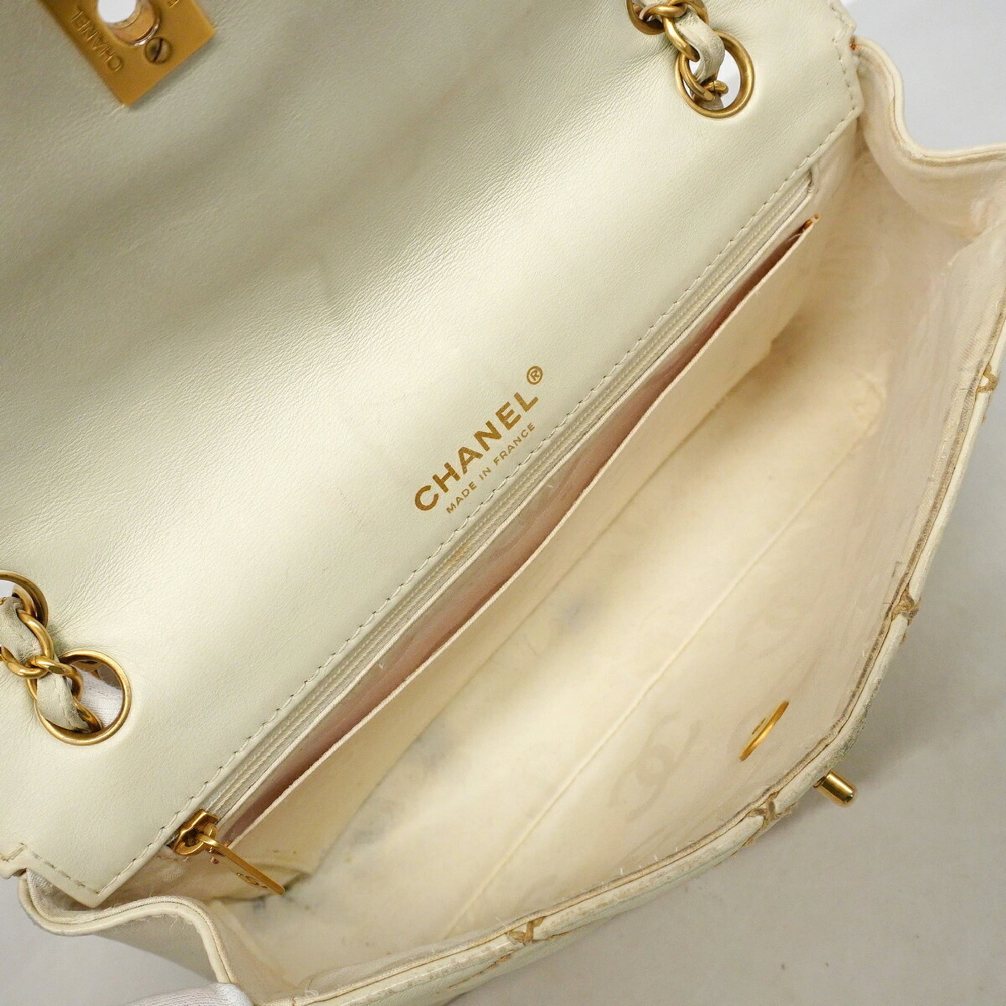Chanel White Leather Shoulder Bag (Pre-Owned)