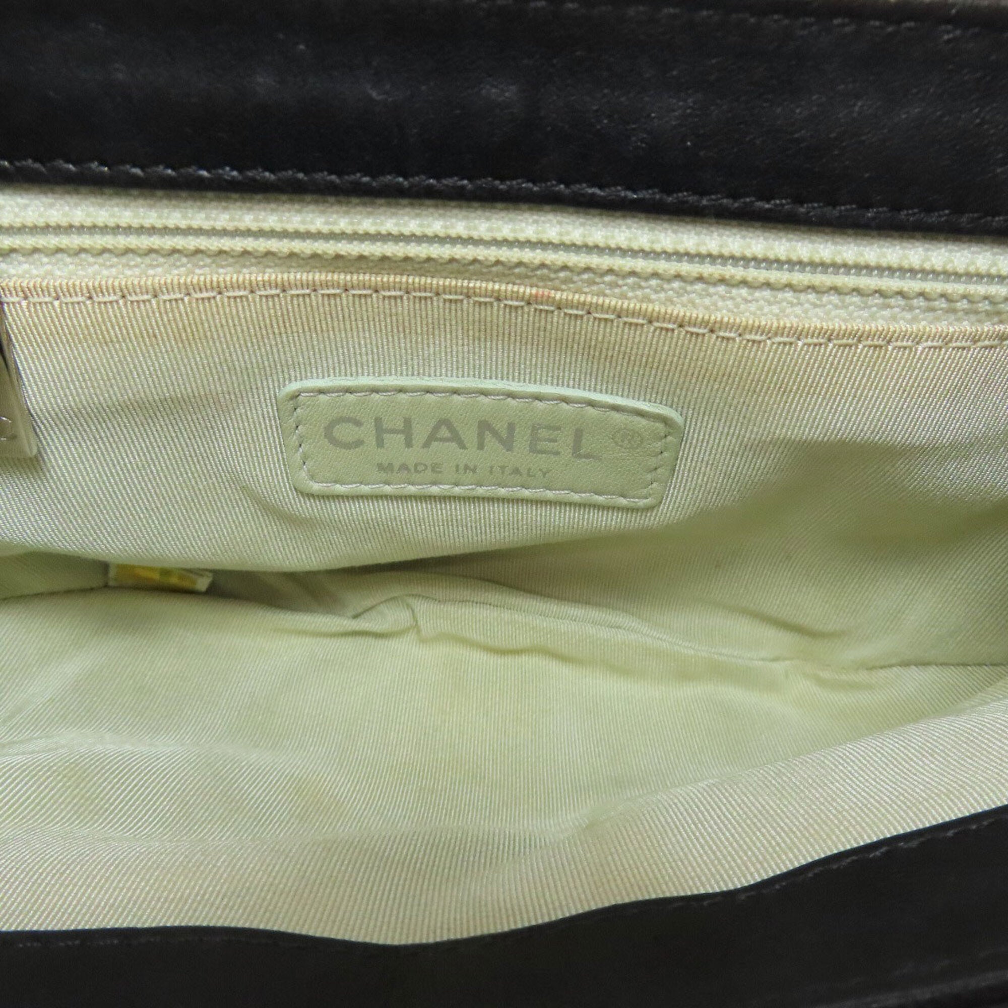 Chanel Black Leather Shoulder Bag (Pre-Owned)