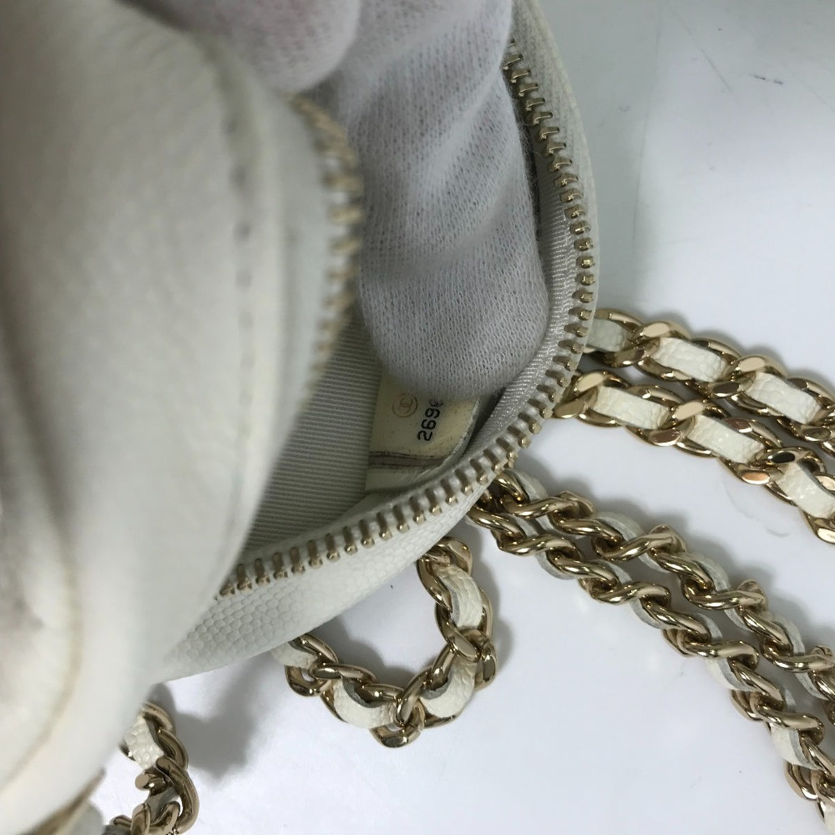Chanel White Leather Shoulder Bag (Pre-Owned)