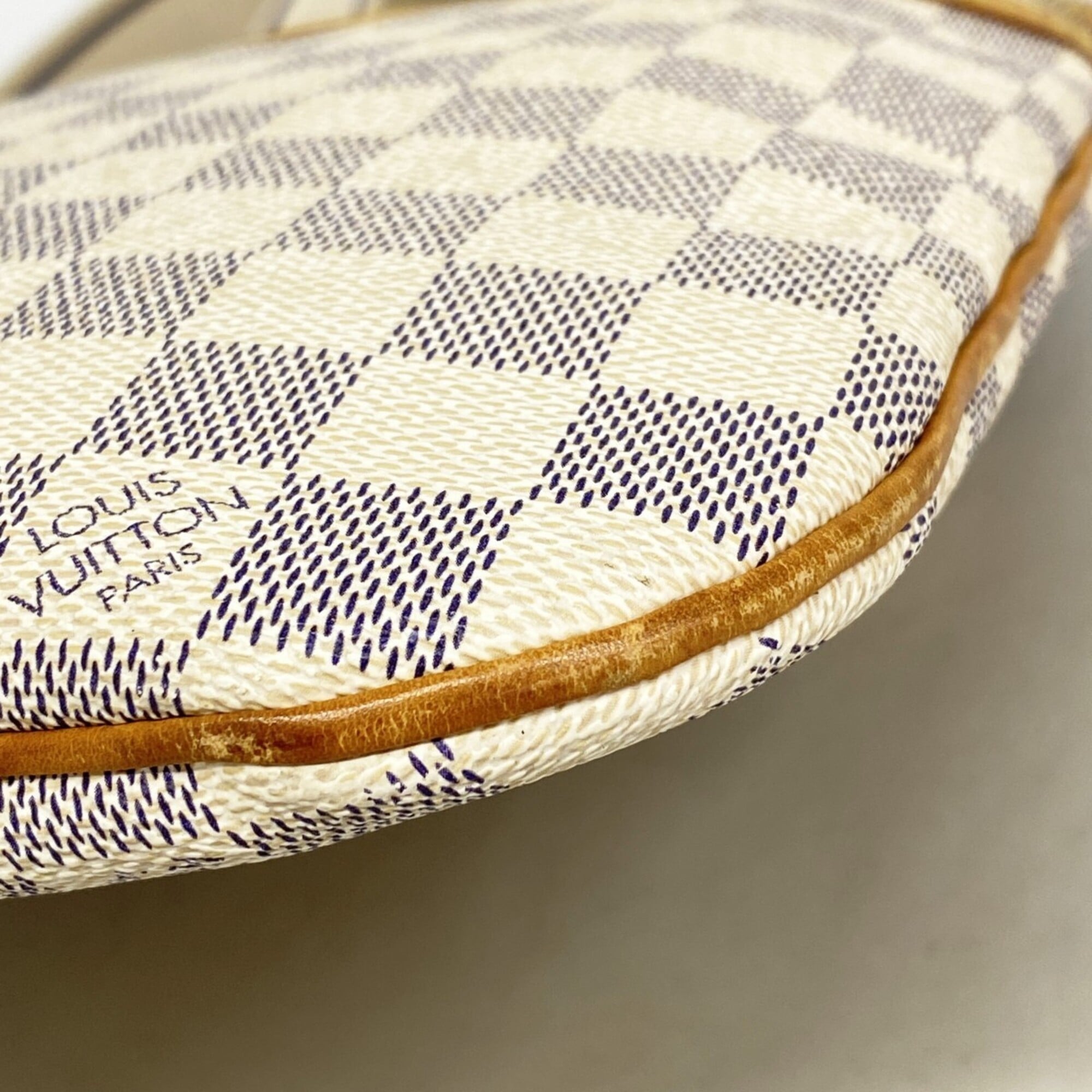 Louis Vuitton White Shoulder Bag (Pre-Owned)
