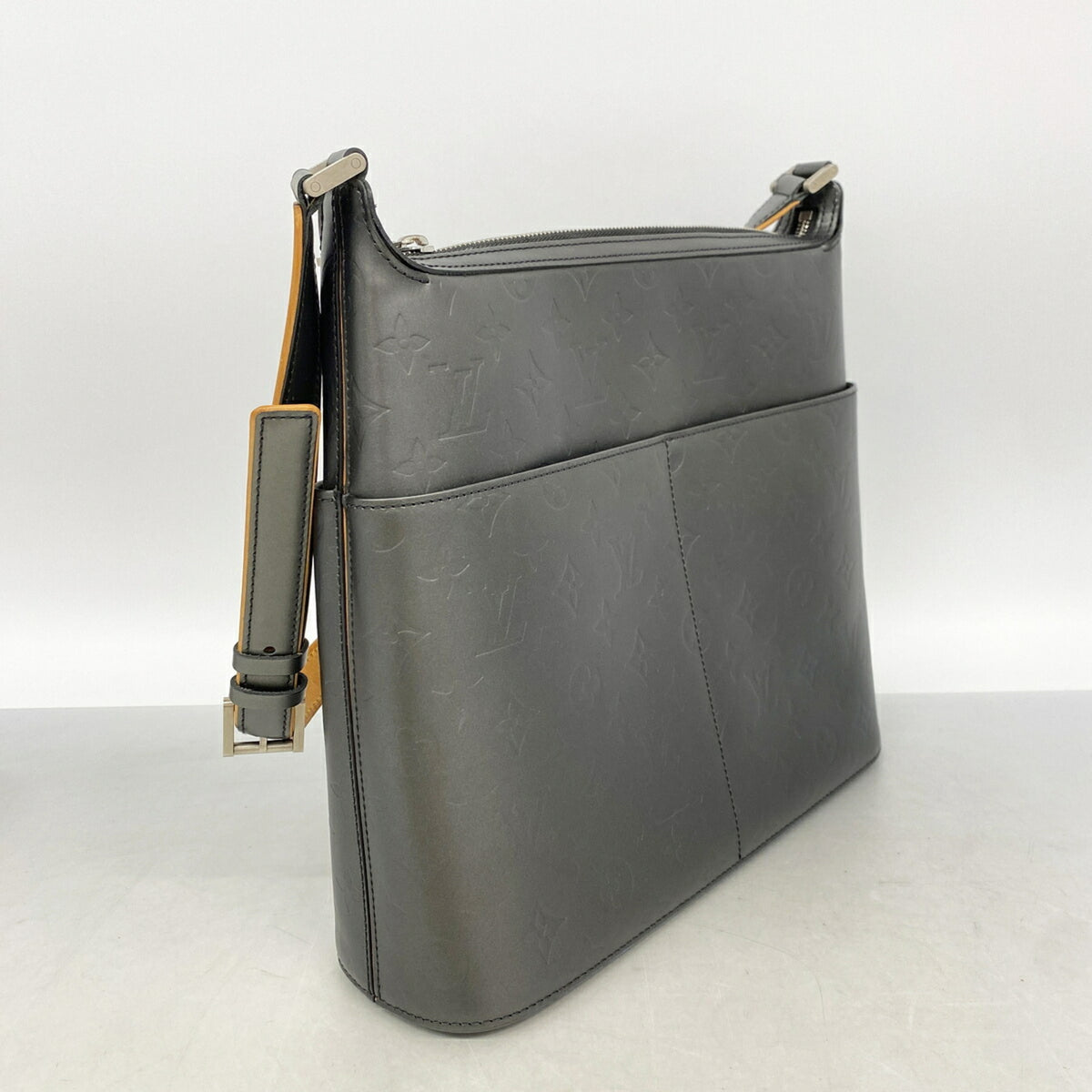 Louis Vuitton Noir Shoulder Bag (Pre-Owned)