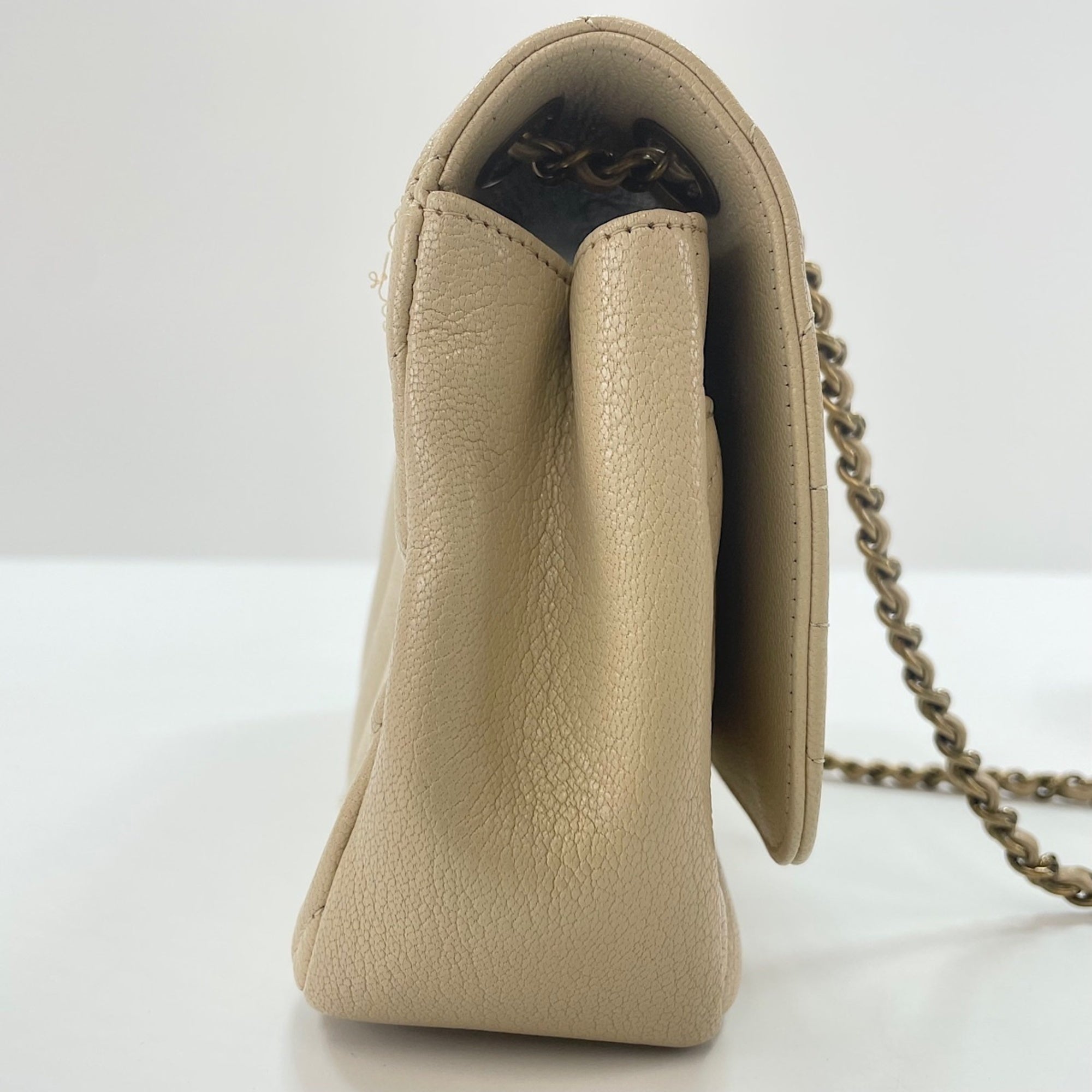 Chanel Beige Shoulder Bag (Pre-Owned)