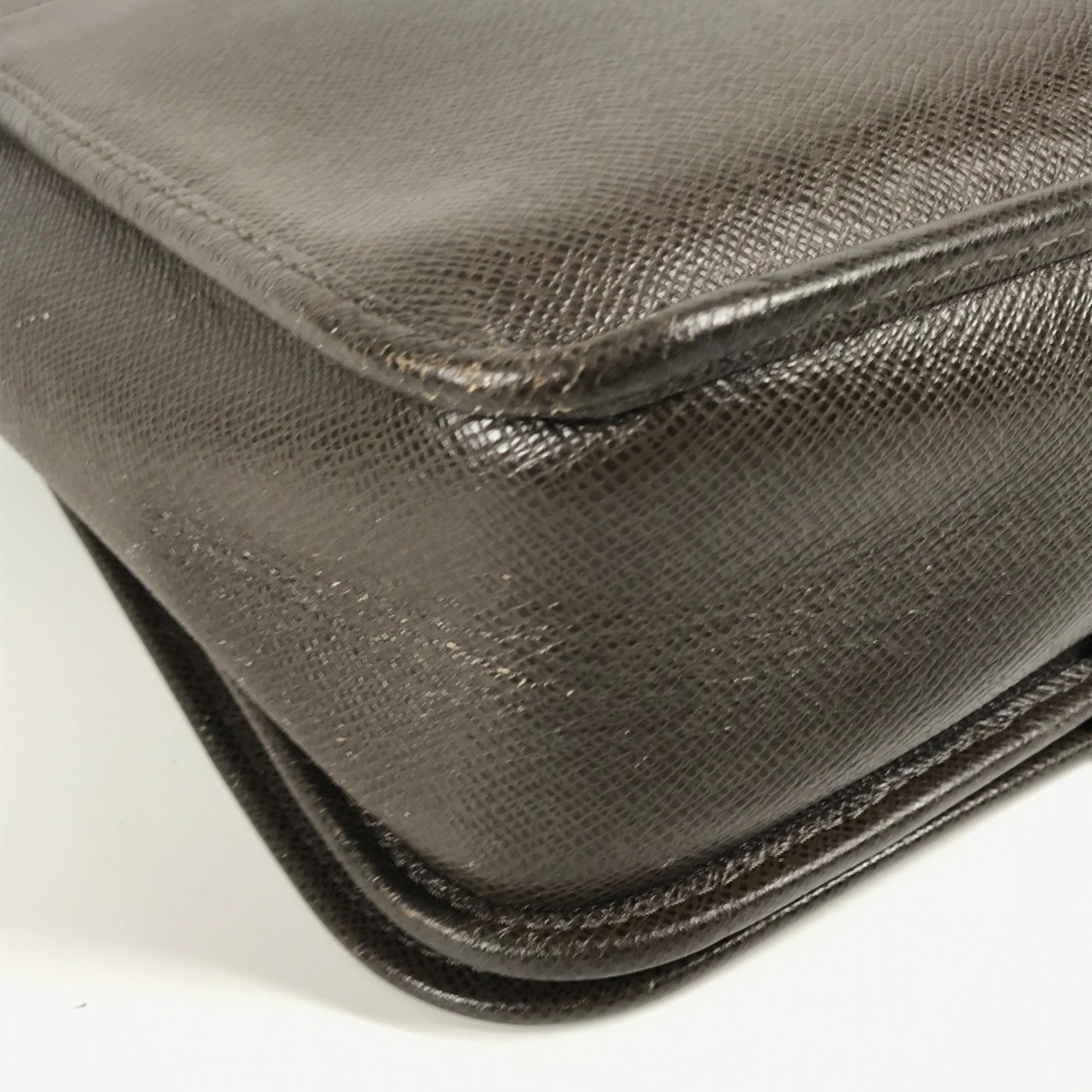 Louis Vuitton Brown Grizzly Taiga Leather Messenger Bag Shoulder Bag (Pre-Owned)
