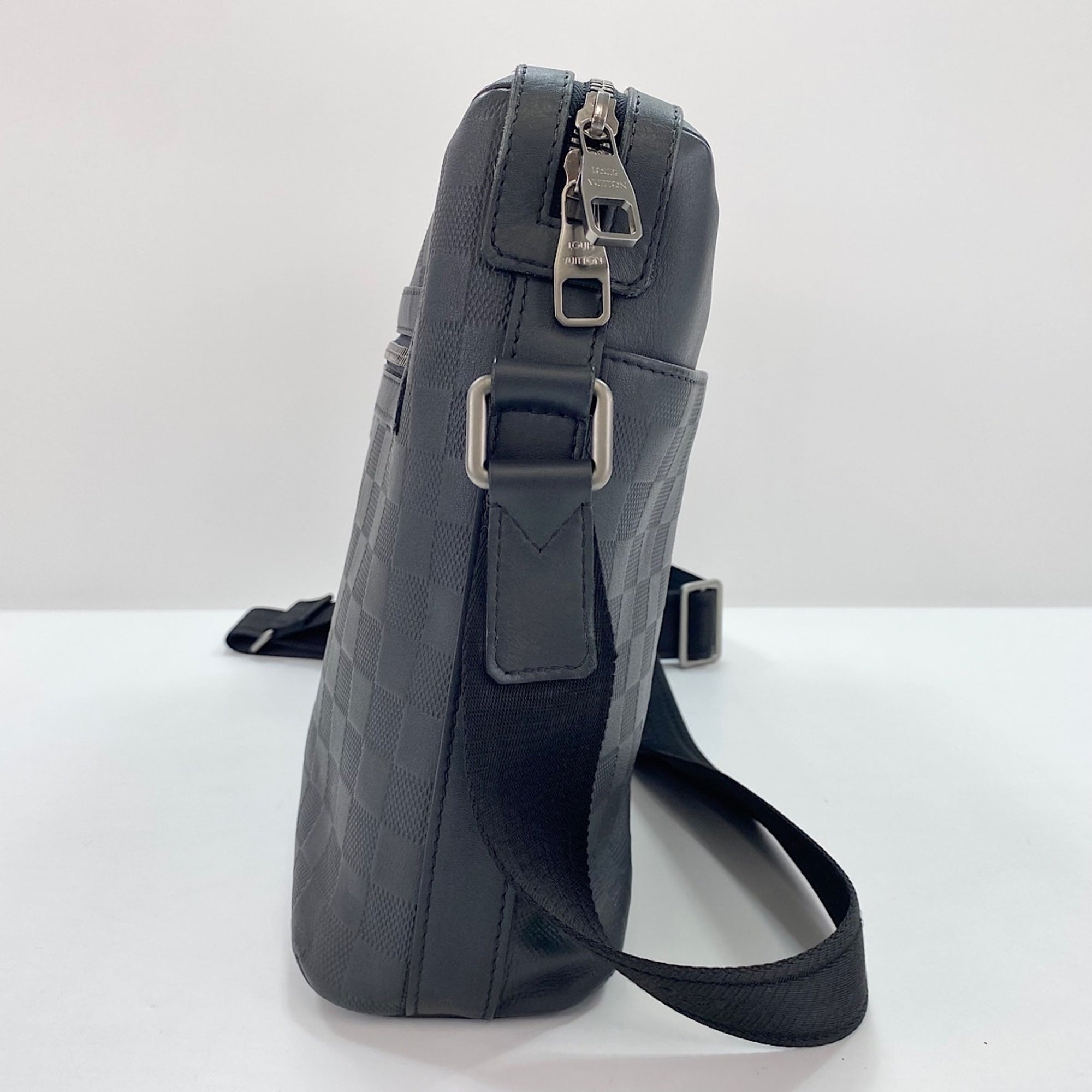 Louis Vuitton Black Shoulder Bag (Pre-Owned)