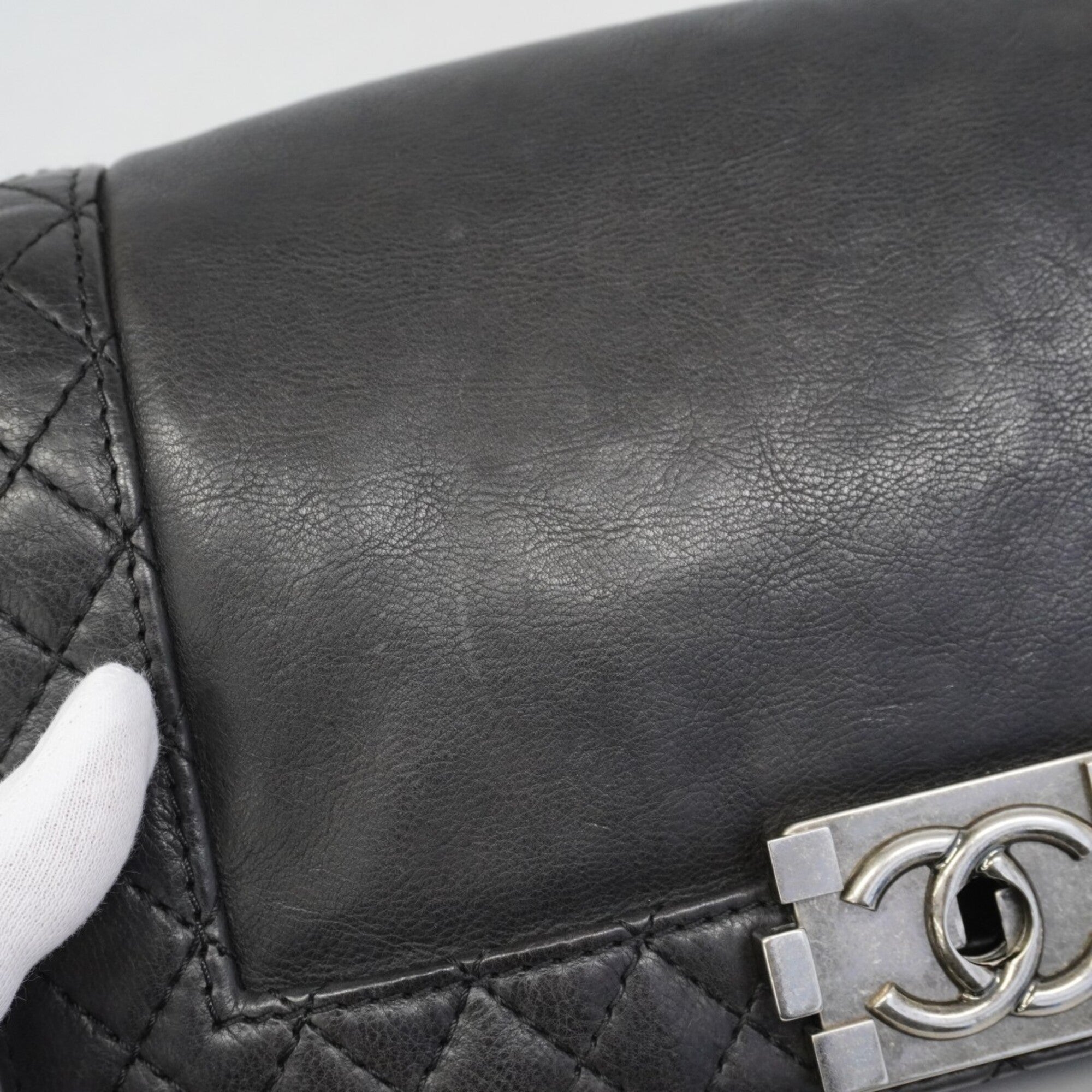 Chanel Black Leather Shoulder Bag (Pre-Owned)