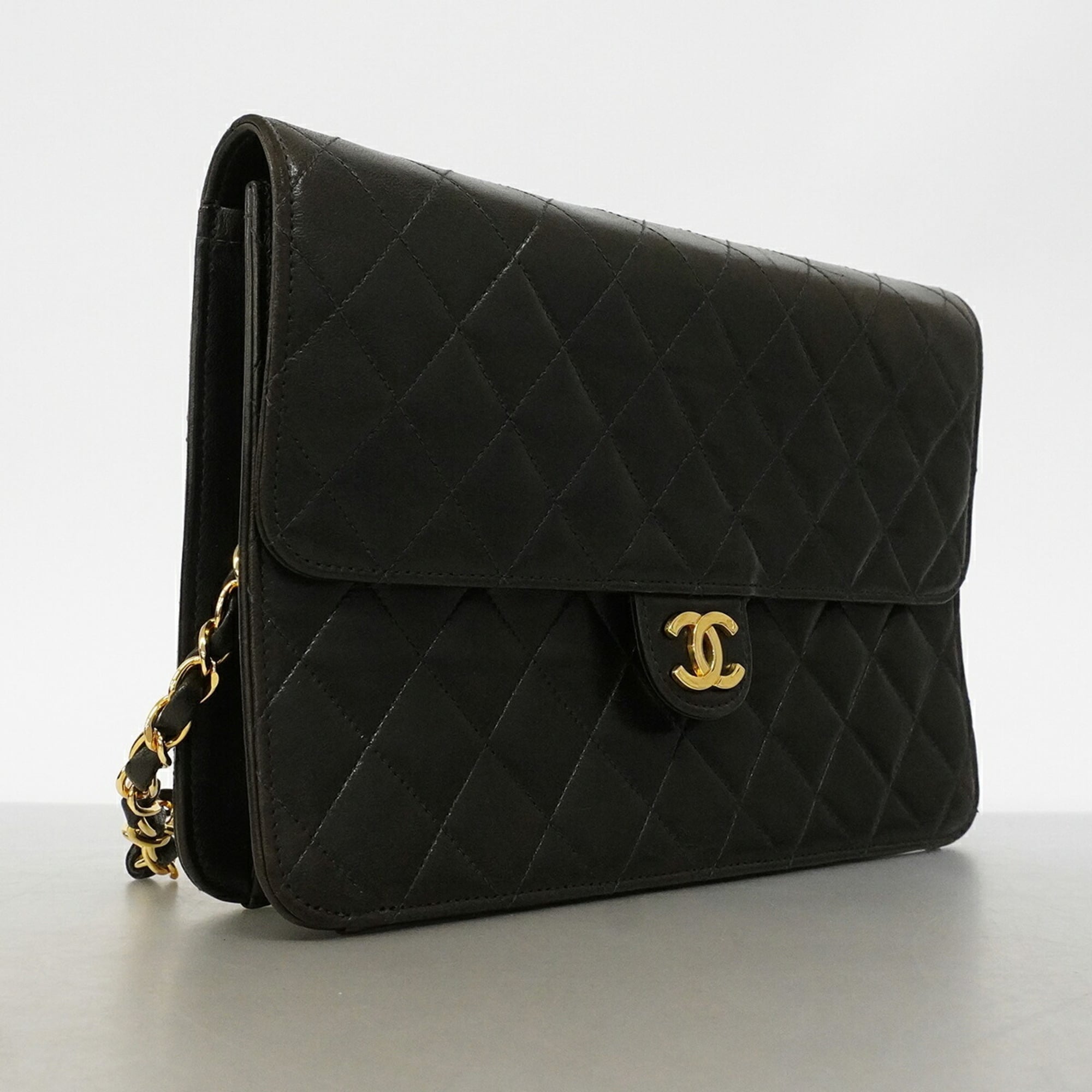 Chanel Black Leather Shoulder Bag (Pre-Owned)