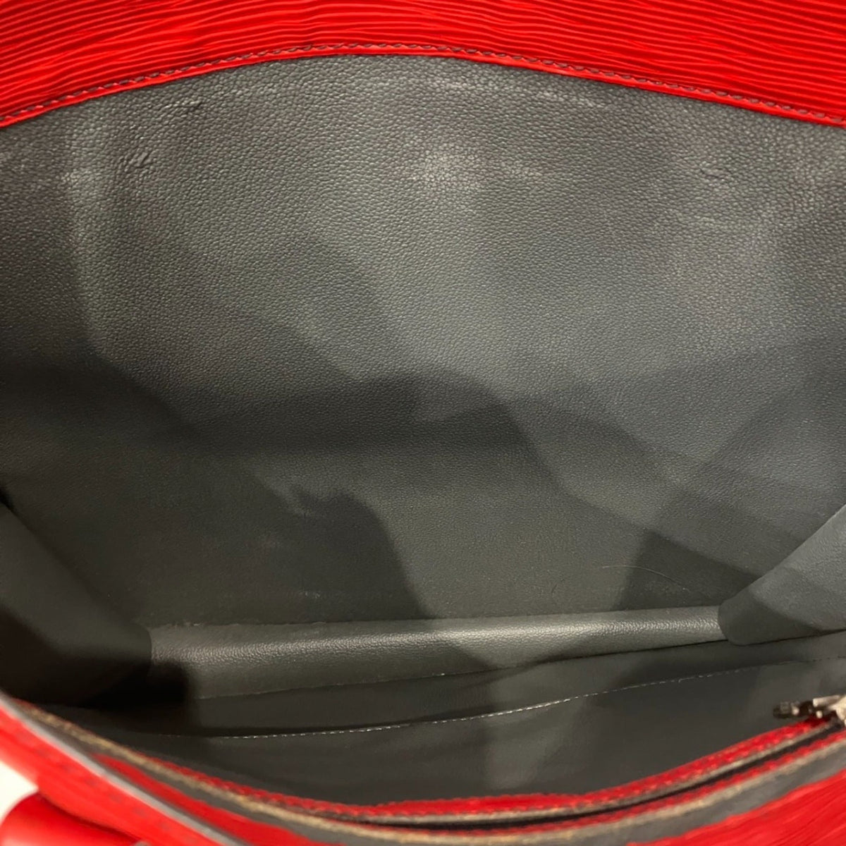 Louis Vuitton Epi Red Color Epi Leather Handbag (Pre-Owned)