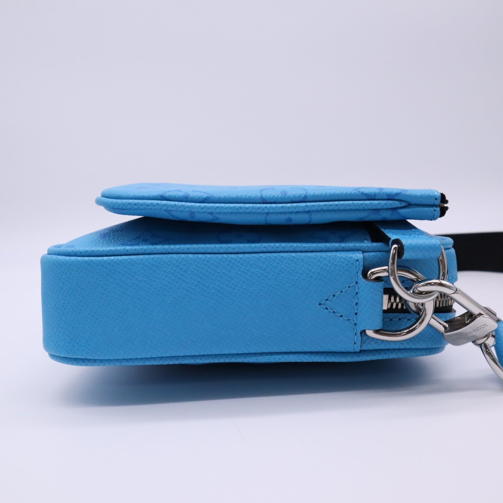 Louis Vuitton Taigarama Blue Leather Shoulder Bag Sling Bag (Pre-Owned)