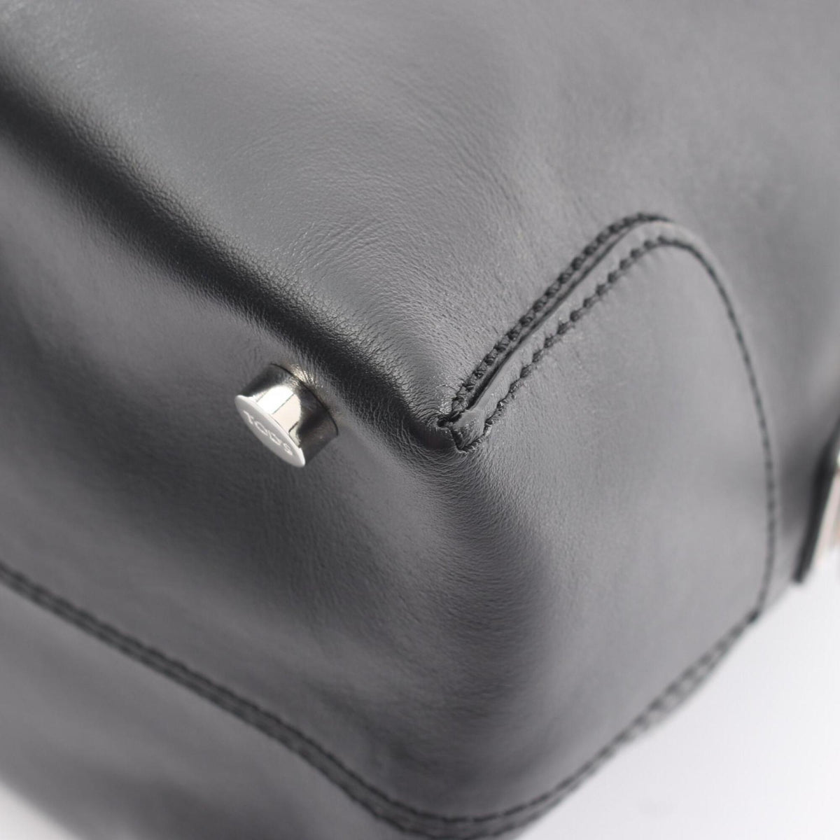 Tod's Black Leather Handbag (Pre-Owned)