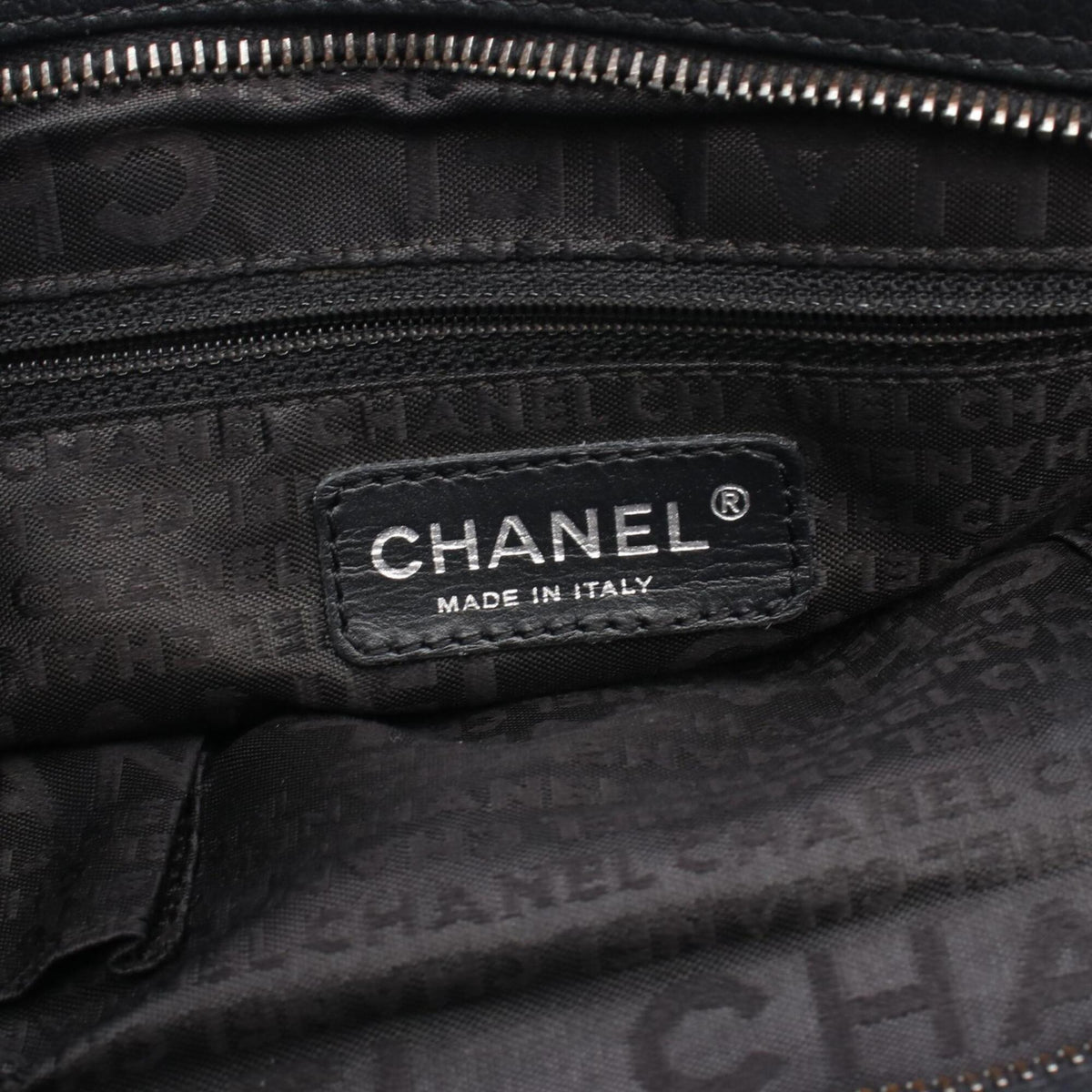 Chanel Black Grained Calfskin Handbag (Pre-Owned)