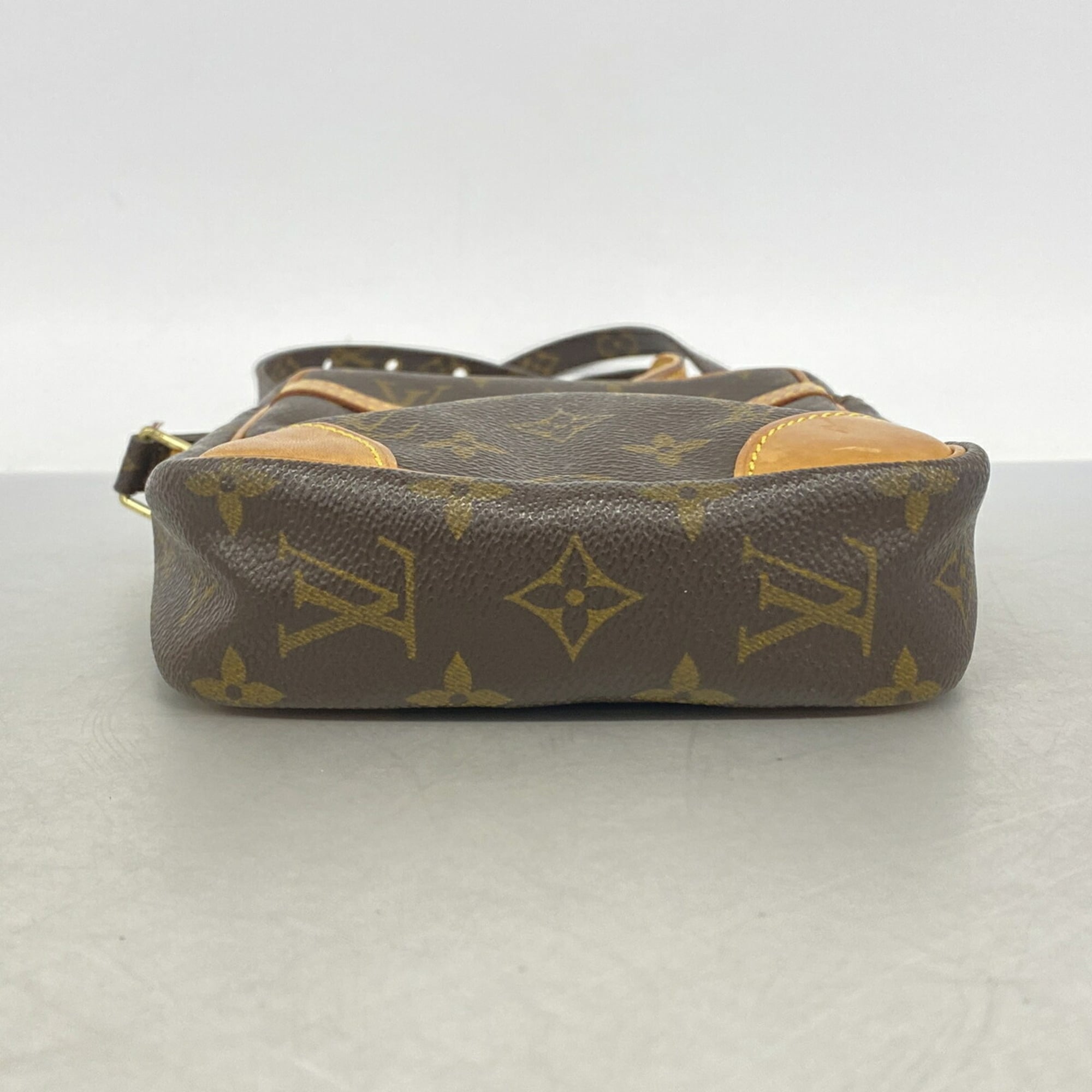 Louis Vuitton Brown Shoulder Bag (Pre-Owned)