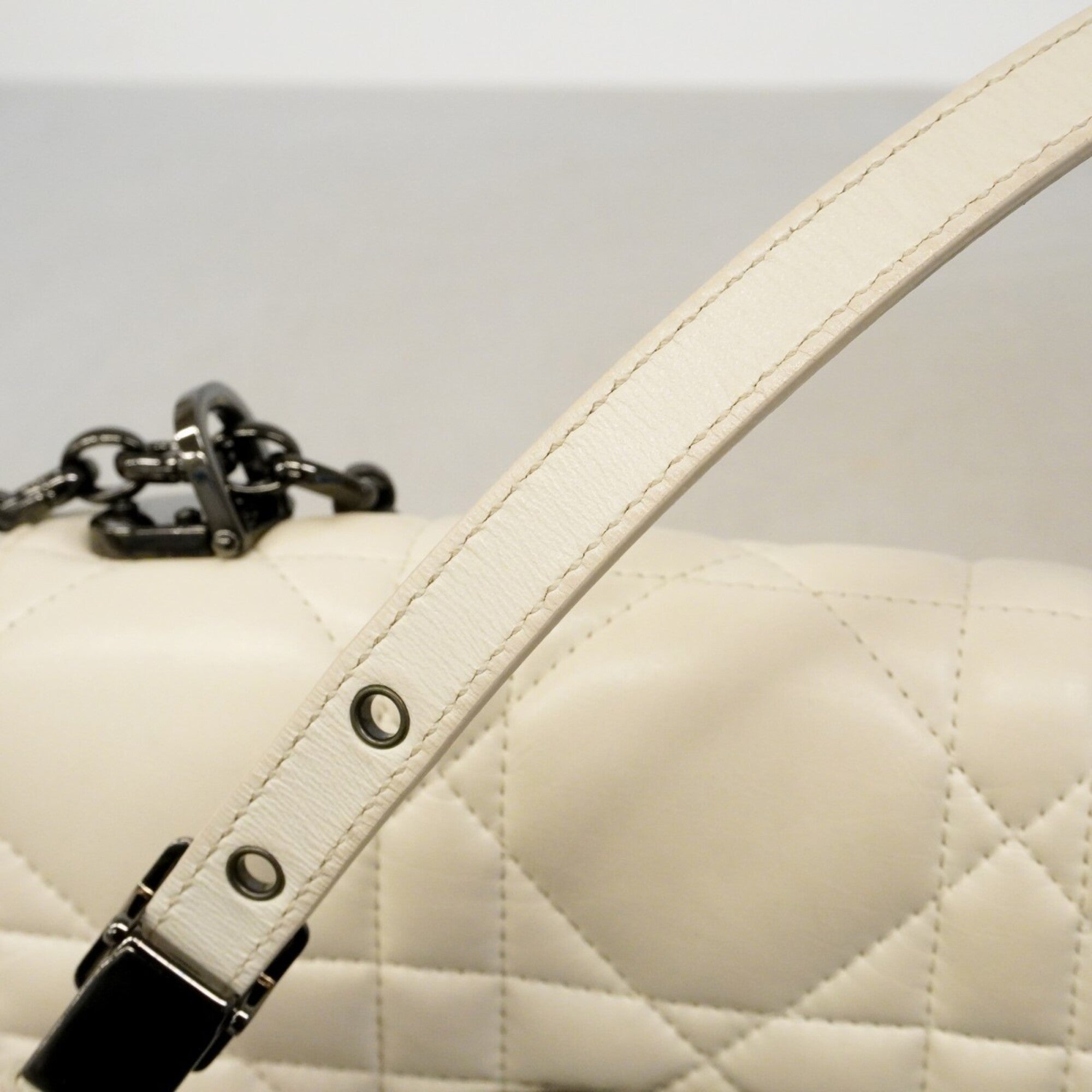 Christian Dior White Leather Shoulder Bag (Pre-Owned)