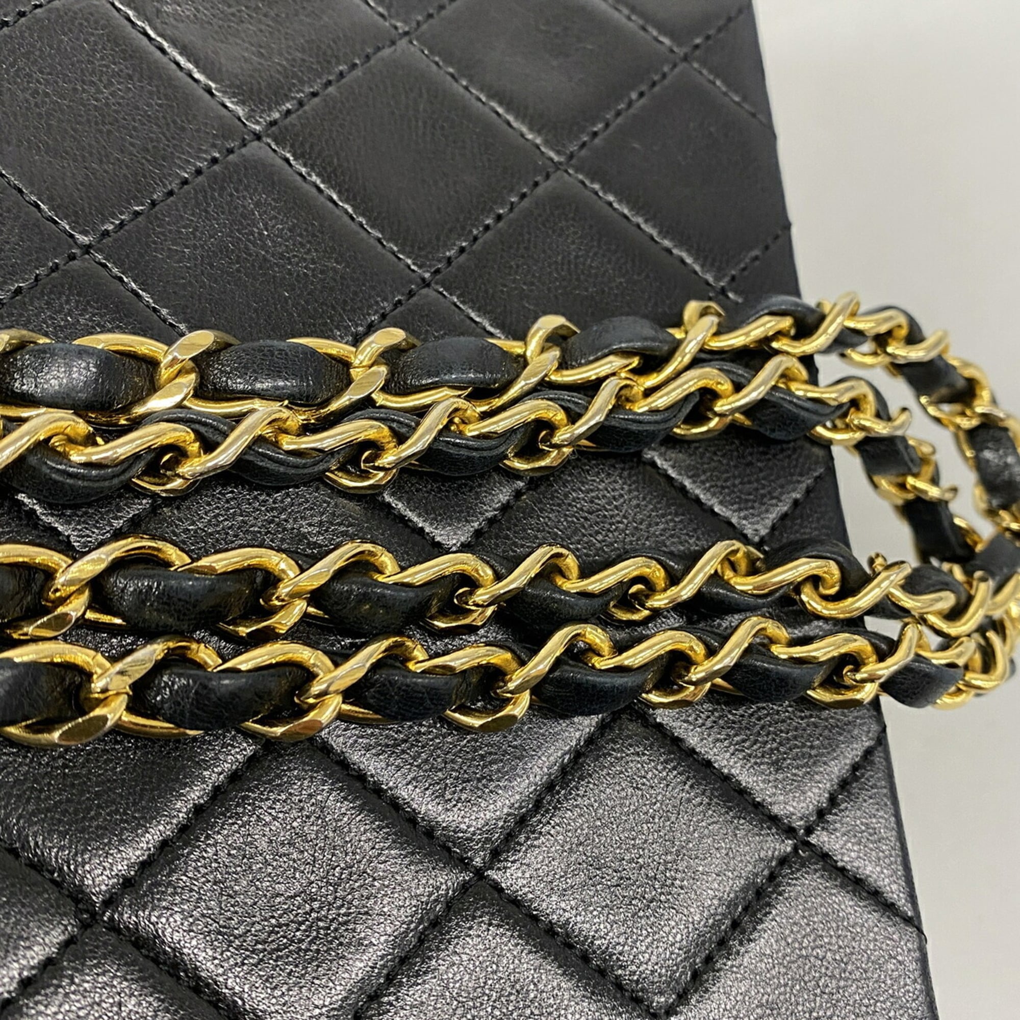Chanel Black Leather Shoulder Bag (Pre-Owned)