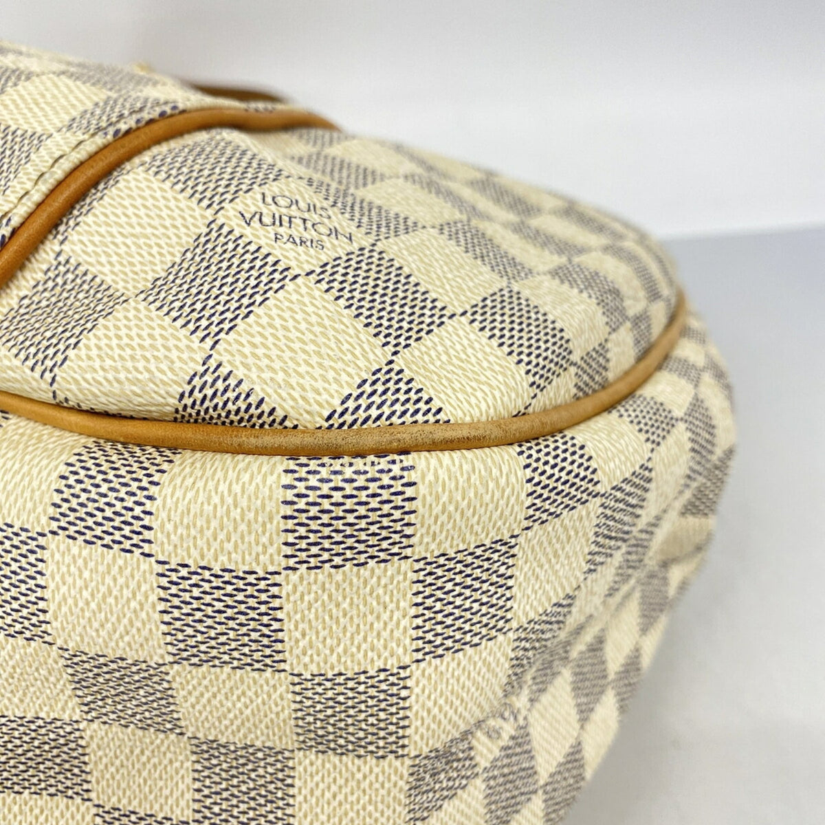 Louis Vuitton White Shoulder Bag (Pre-Owned)