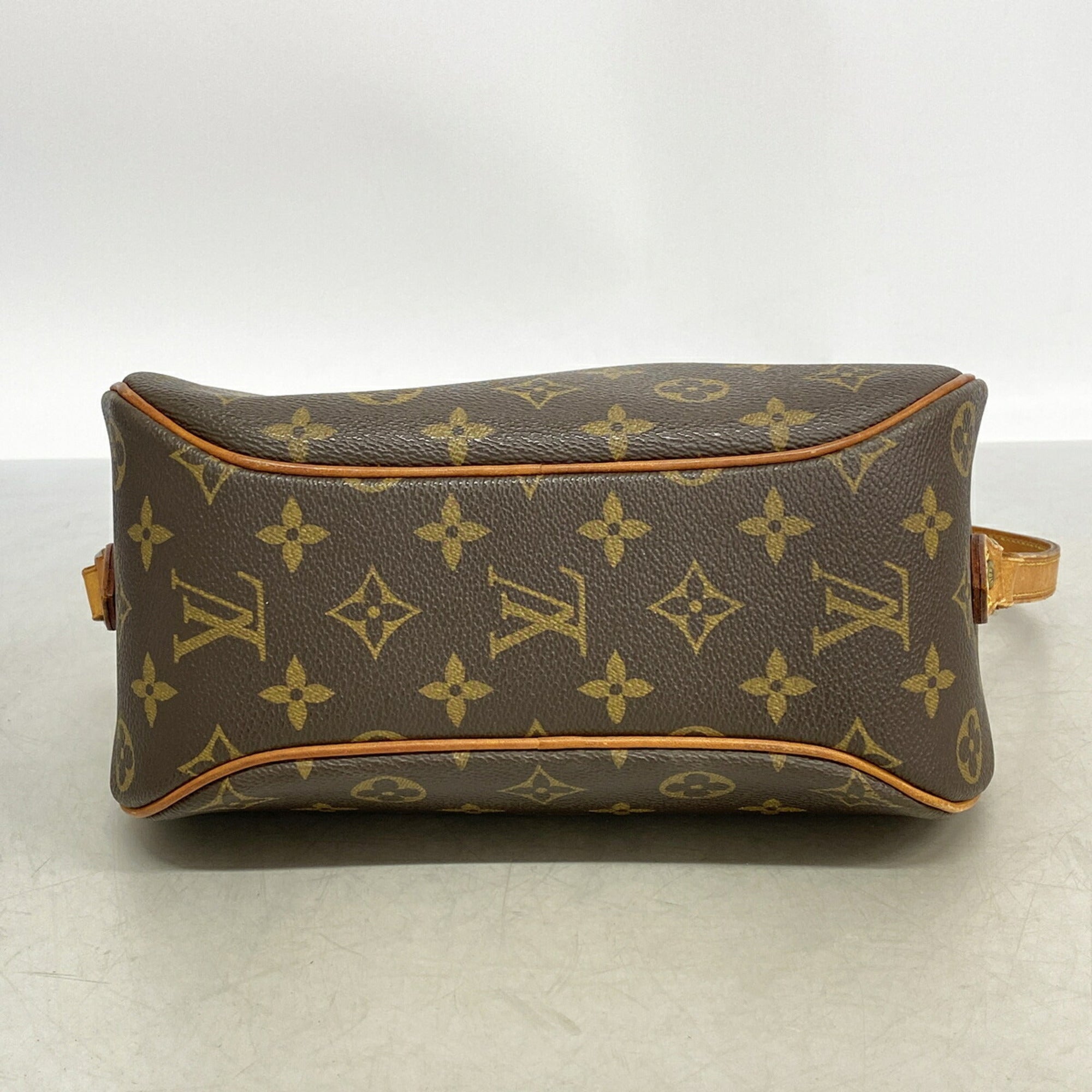 Louis Vuitton Brown Shoulder Bag (Pre-Owned)