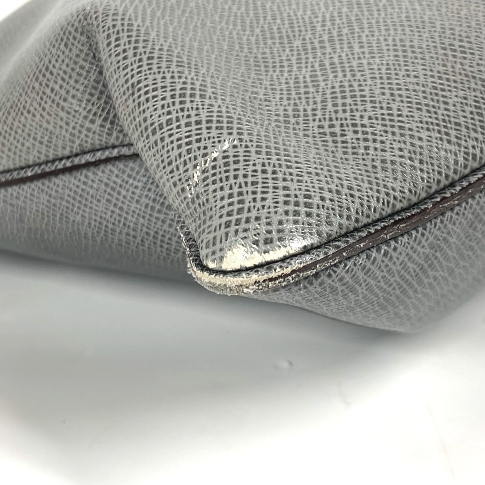 Louis Vuitton Gray Taiga Leather Pochette Shoulder Bag (Pre-Owned)