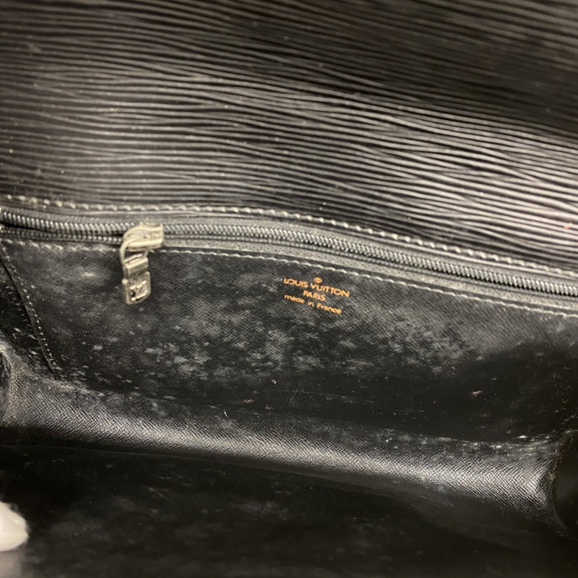 Louis Vuitton Noir Clutch Bag (Pre-Owned)