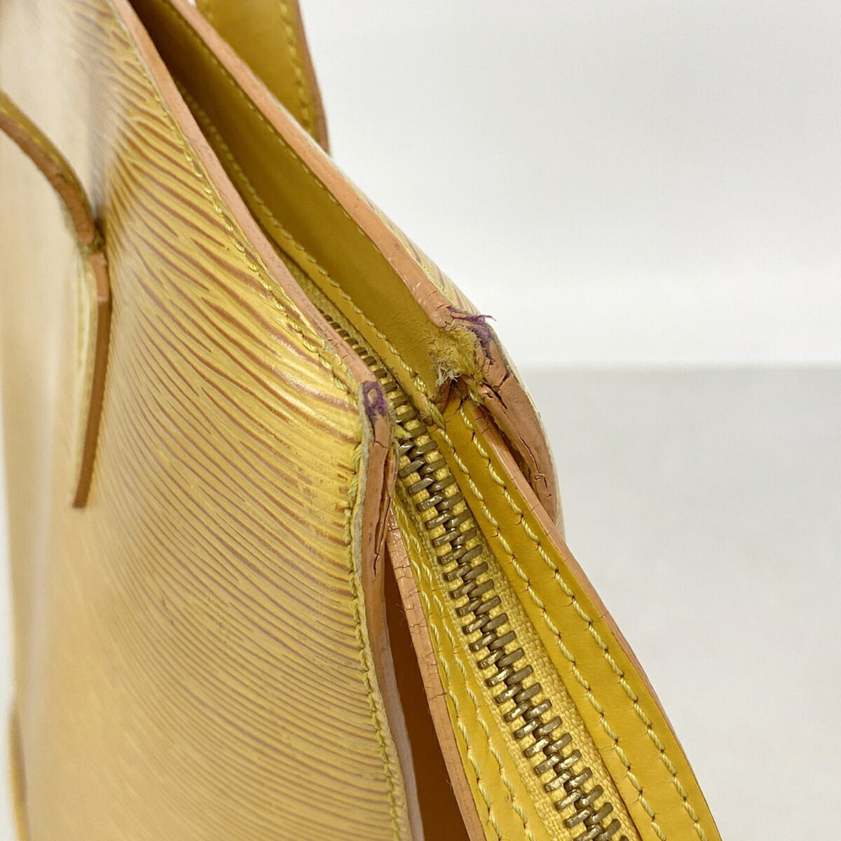 Louis Vuitton Jaune Shoulder Bag (Pre-Owned)