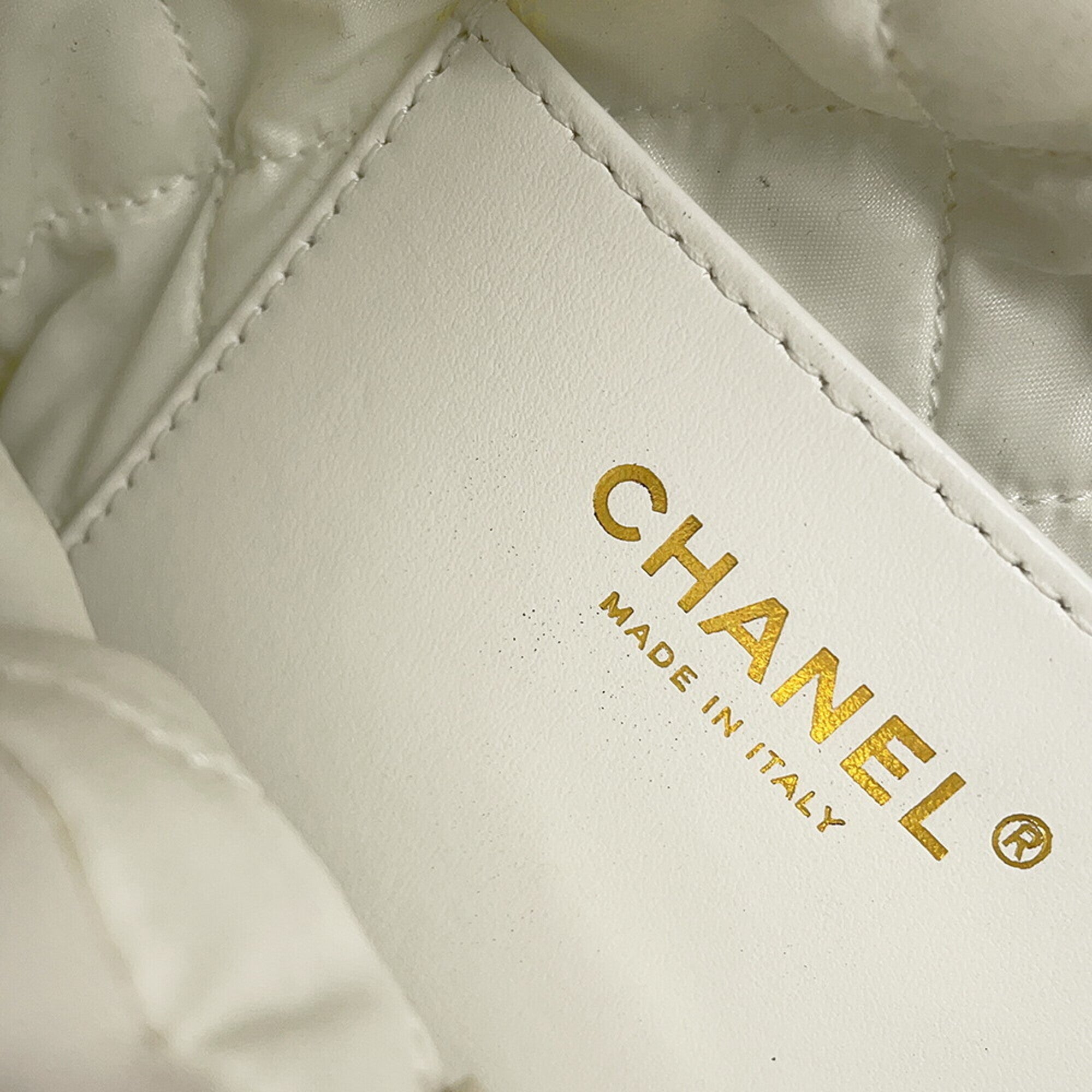 Chanel White Leather Handbag (Pre-Owned)