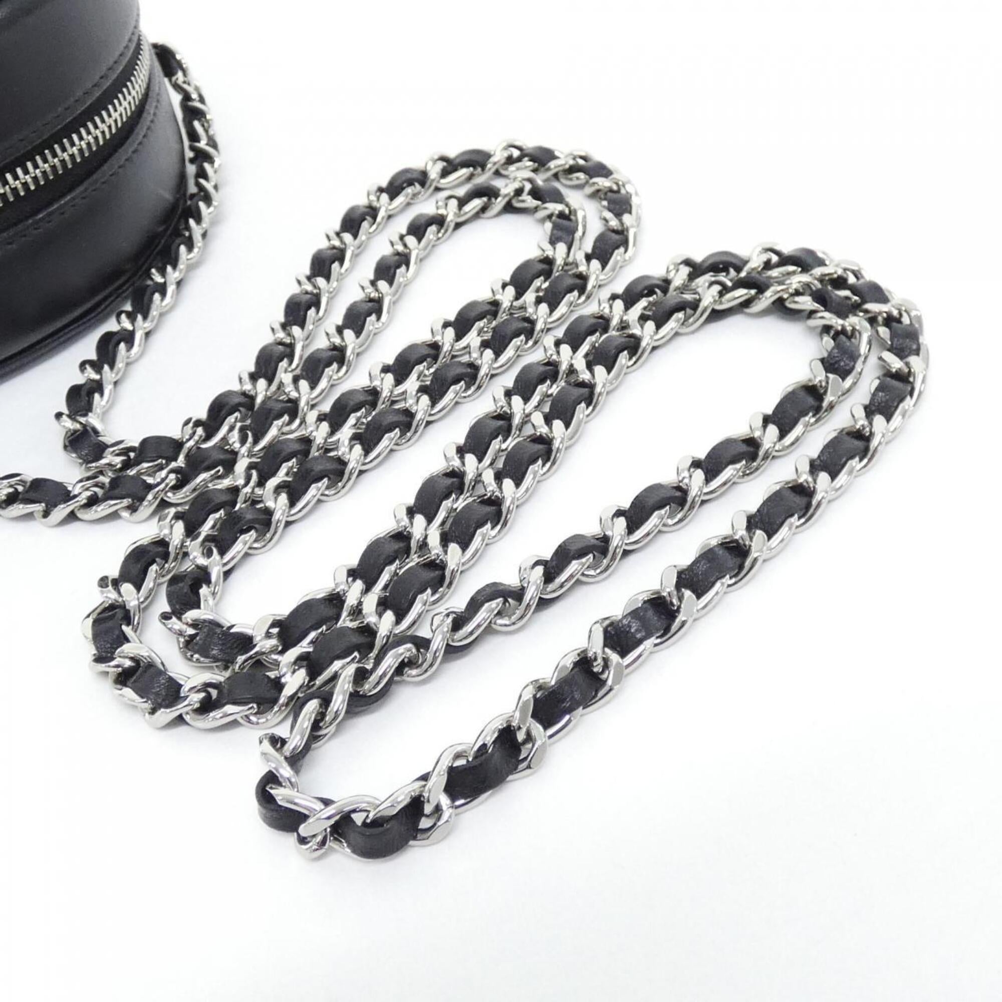Chanel Black Leather Shoulder Bag (Pre-Owned)