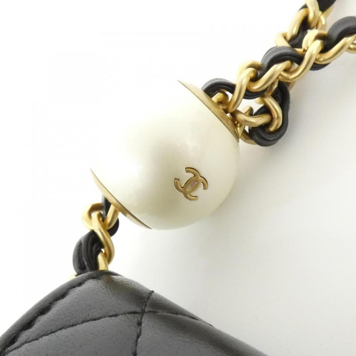 Chanel Black Leather Handbag Shoulder Bag (Pre-Owned)