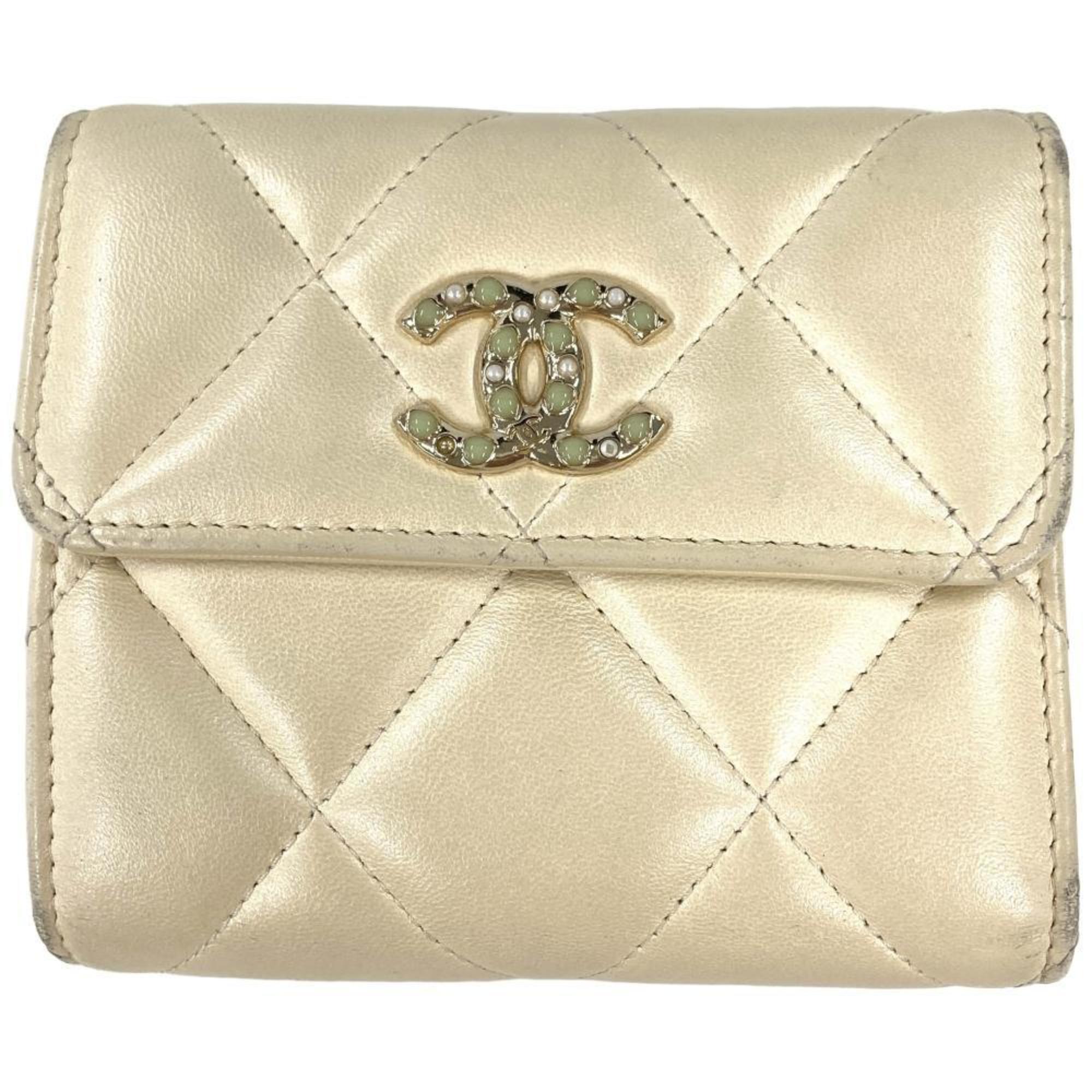 Chanel White Leather Wallet (Tri-Fold) (Pre-Owned)
