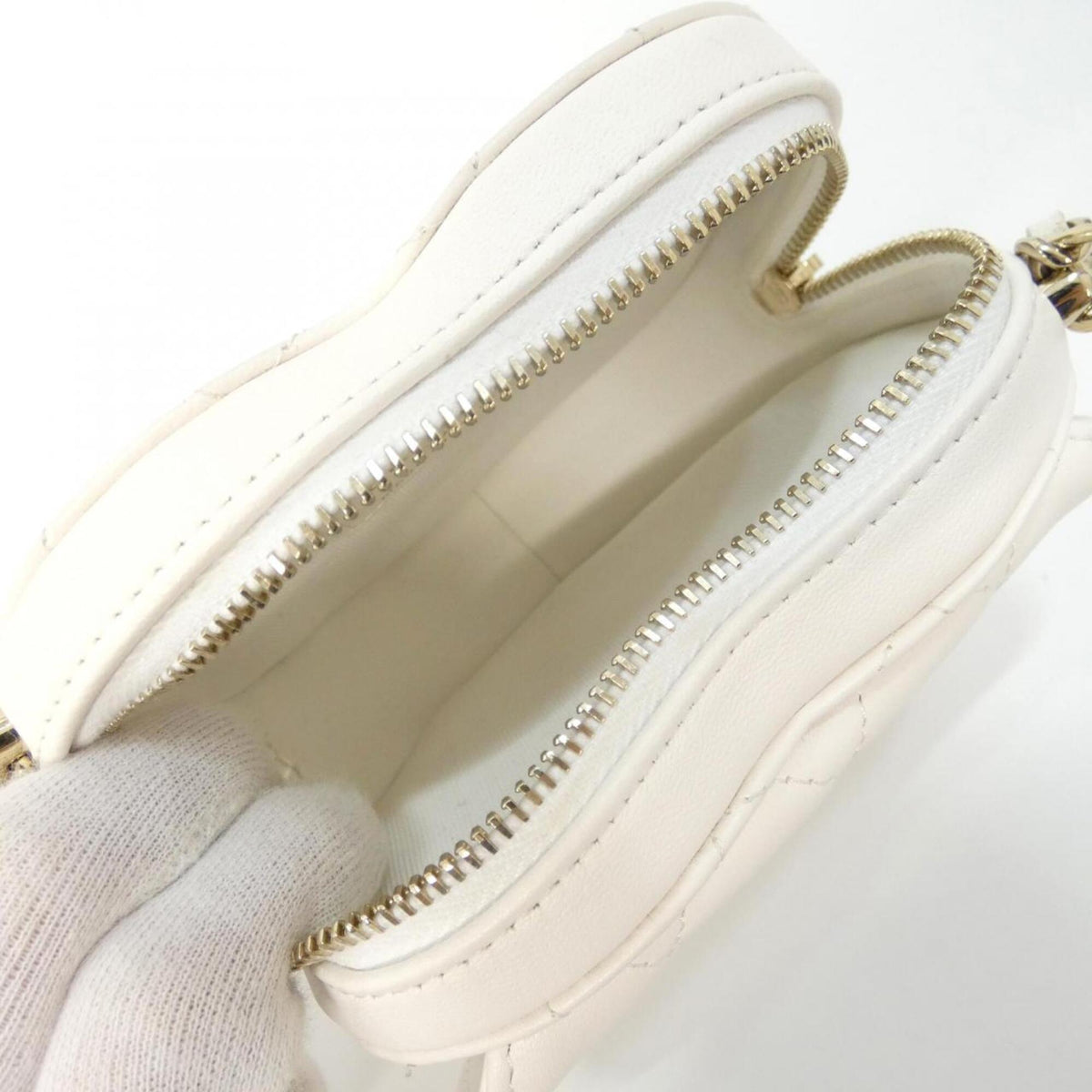 Chanel White Leather Shoulder Bag (Pre-Owned)