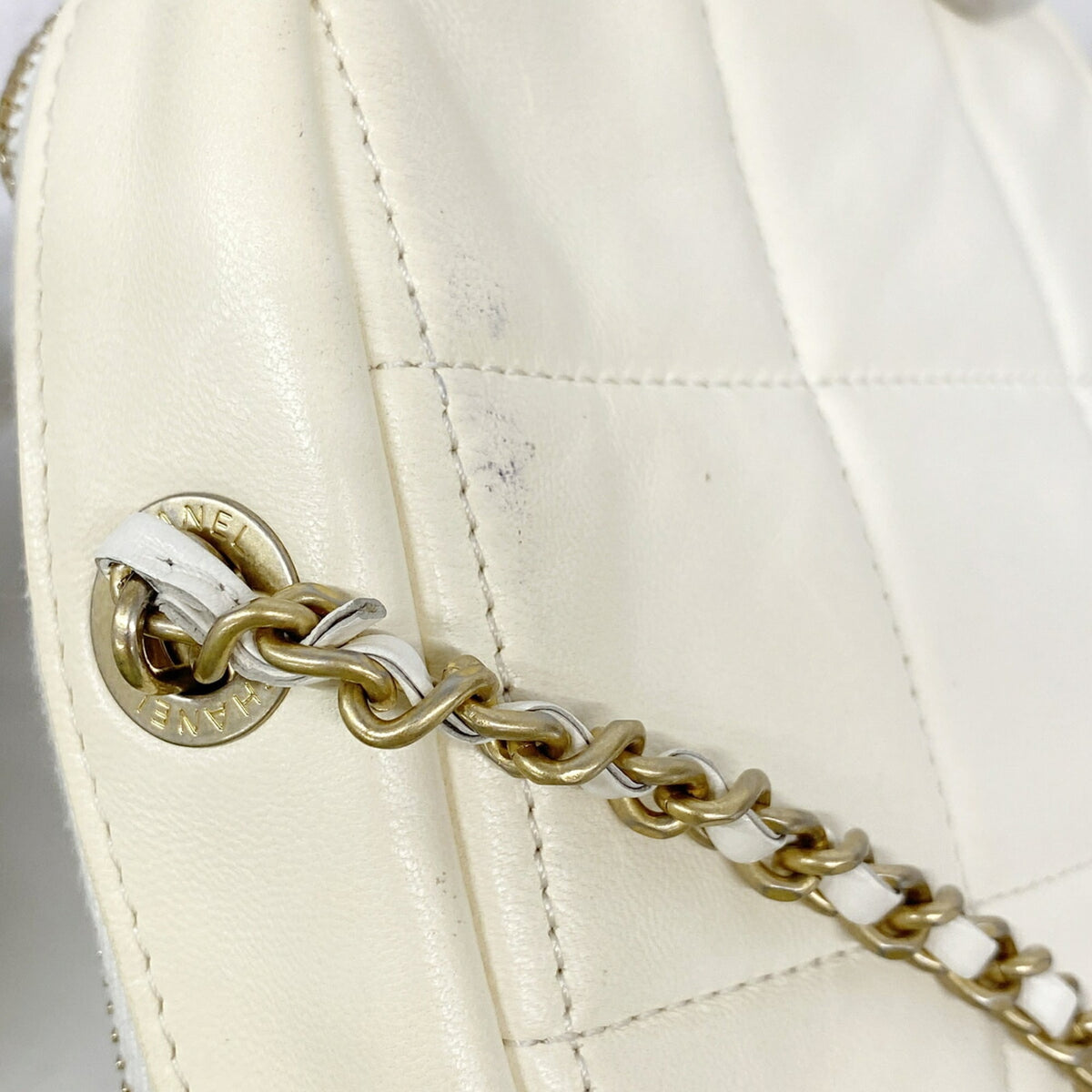 Chanel White Leather Shoulder Bag (Pre-Owned)