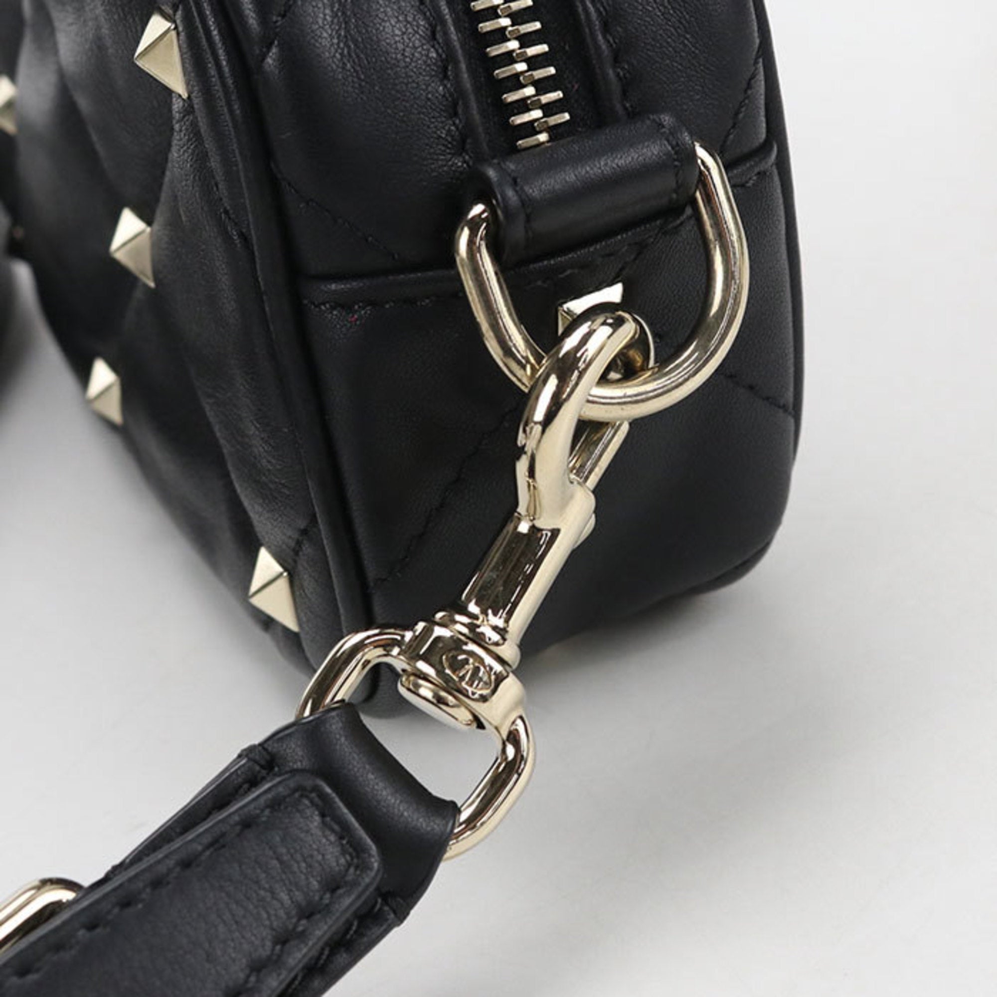 Valentino Garavani Black Leather Shoulder Bag (Pre-Owned)