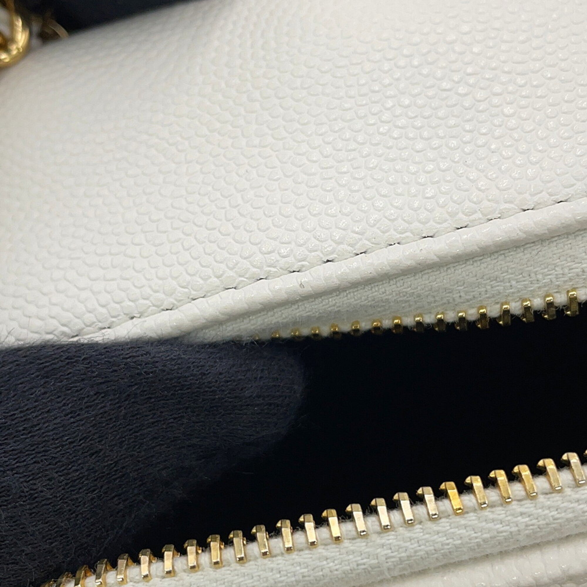 Chanel Matelasse White Grained Calfskin Shoulder Bag (Pre-Owned)