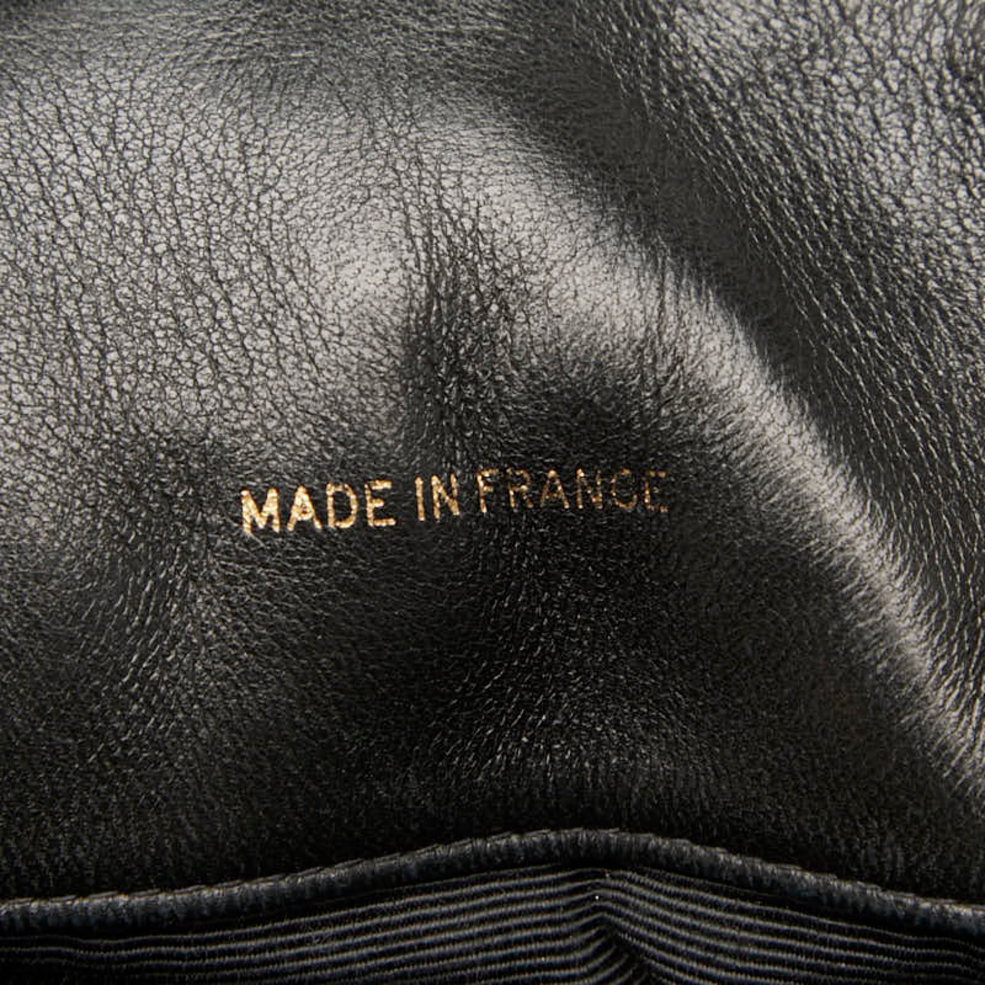 Chanel Matelasse Black Leather Shoulder Bag (Pre-Owned)