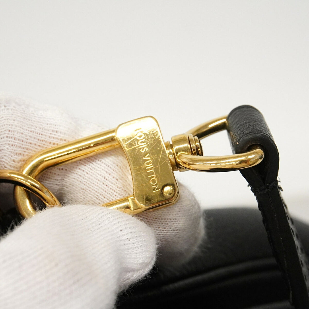 Louis Vuitton Noir Handbag (Pre-Owned)