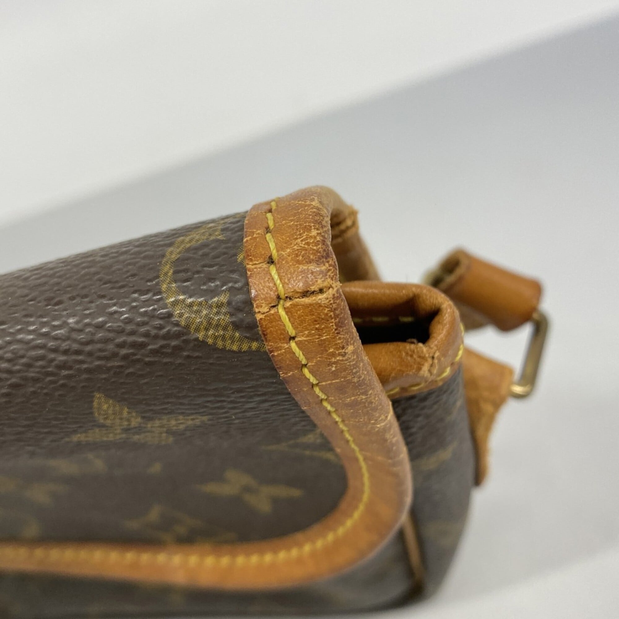 Louis Vuitton Brown Shoulder Bag (Pre-Owned)