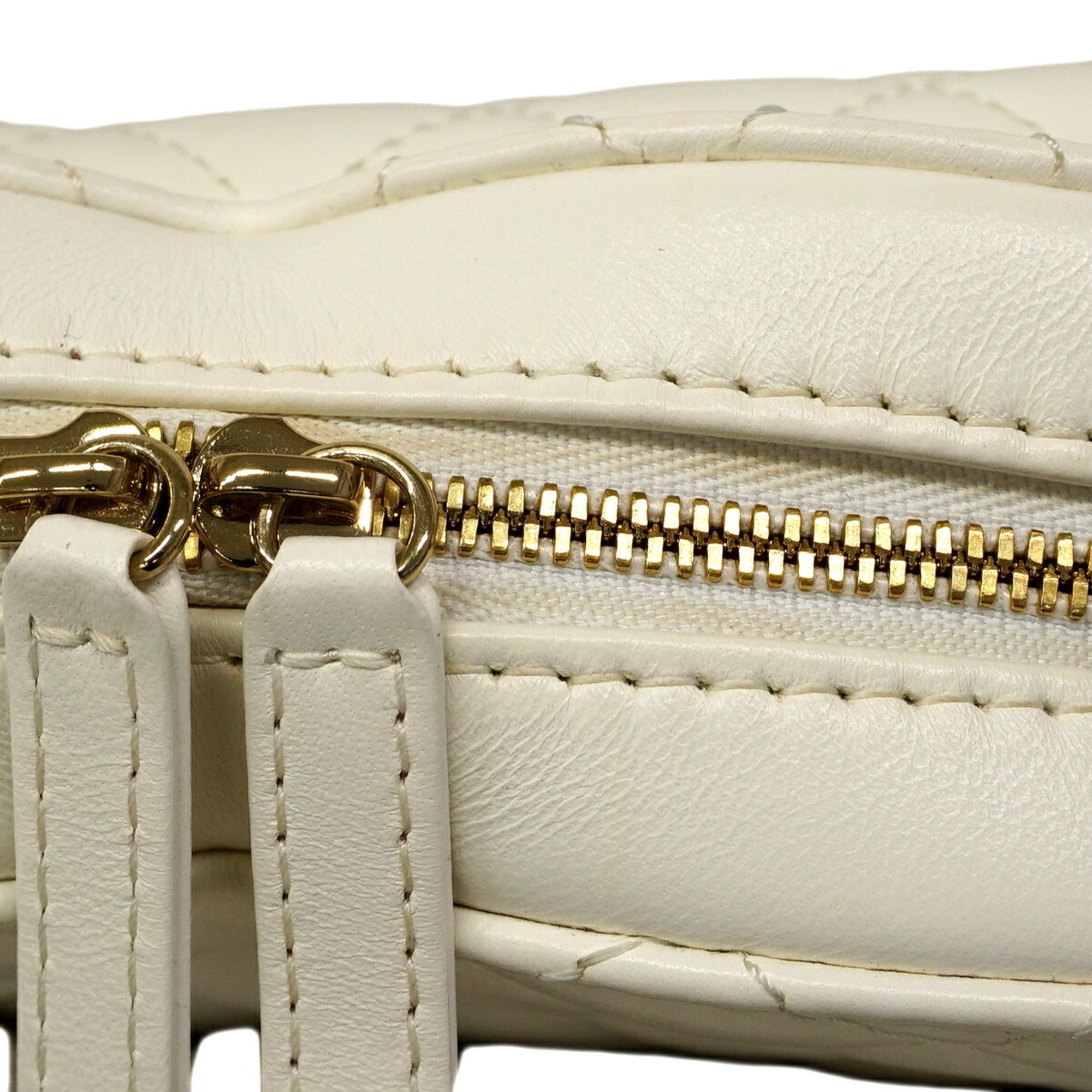 Chanel White Leather Shoulder Bag (Pre-Owned)