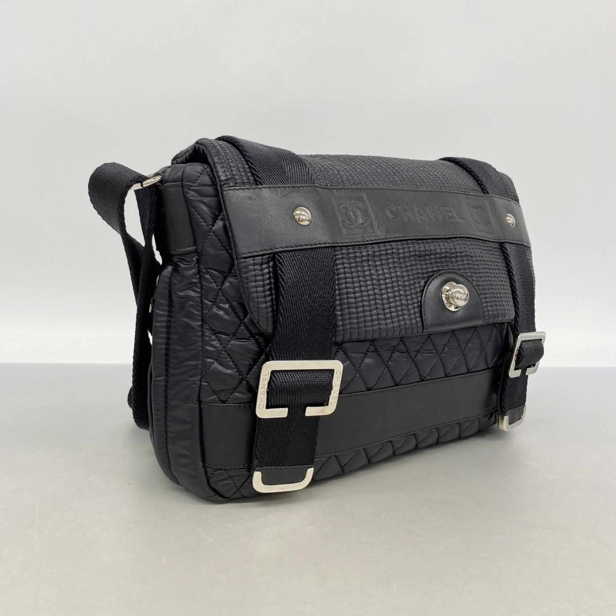 Chanel Black Nylon Shoulder Bag (Pre-Owned)