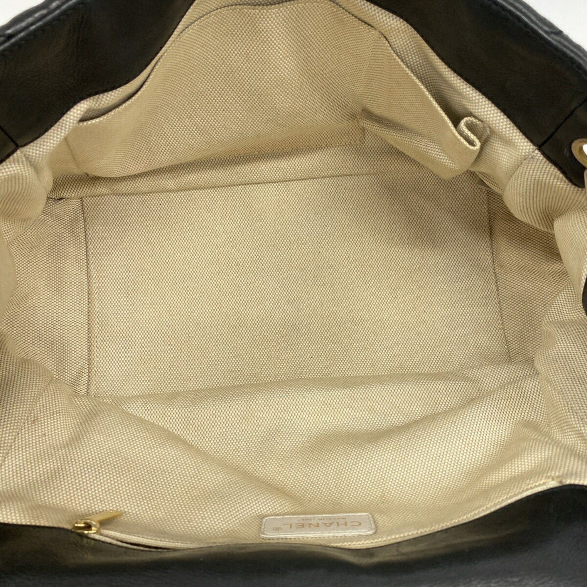 Chanel Black Leather Shoulder Bag (Pre-Owned)