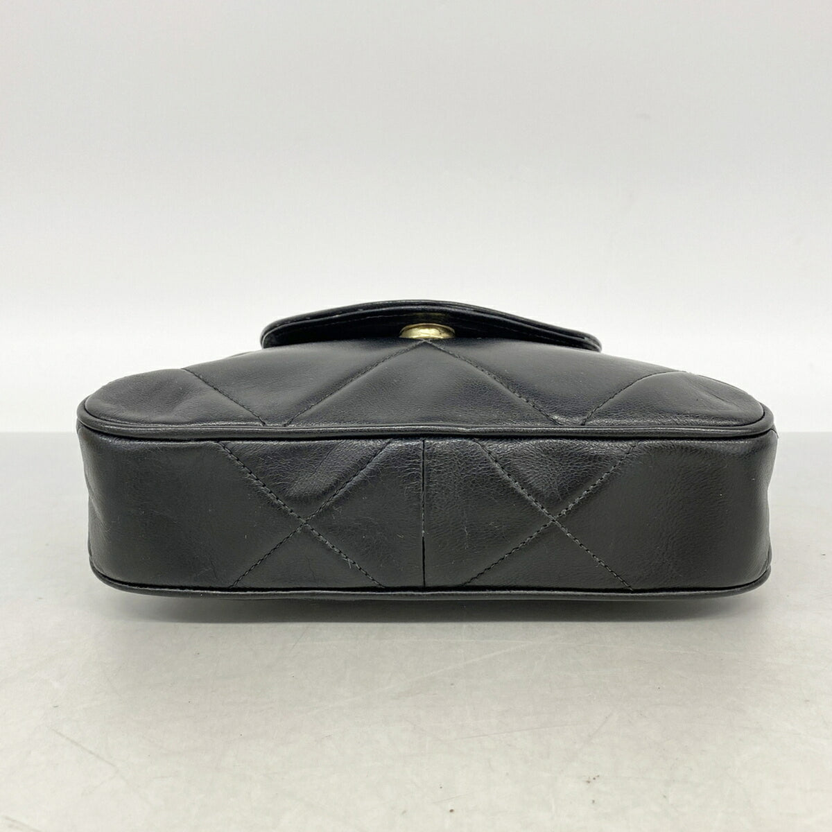 Chanel Black Leather Shoulder Bag (Pre-Owned)