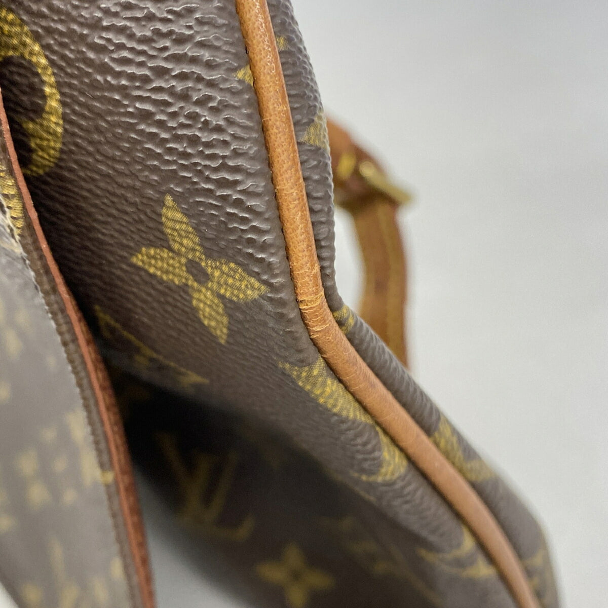 Louis Vuitton Brown Shoulder Bag (Pre-Owned)