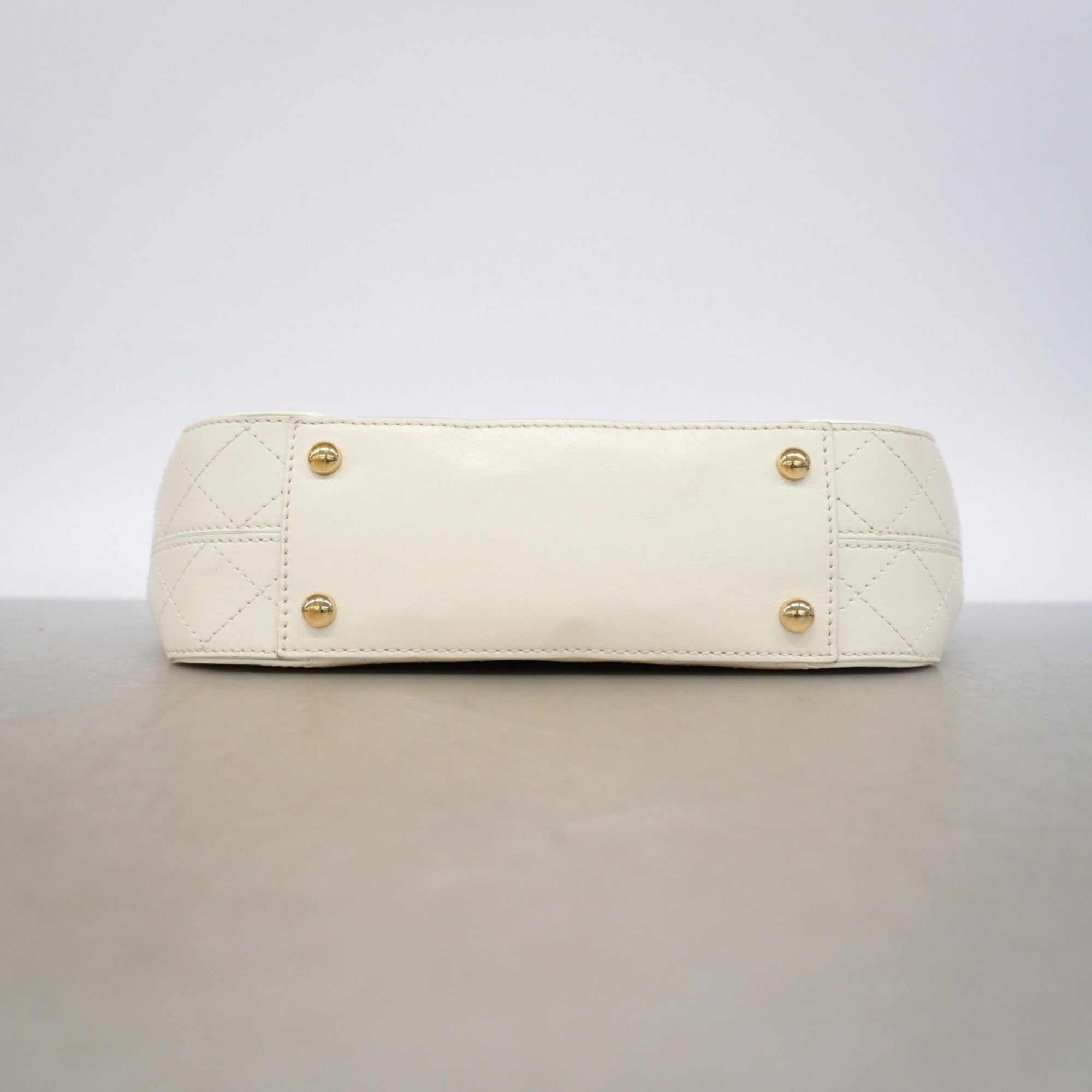 Chanel White Leather Shoulder Bag (Pre-Owned)