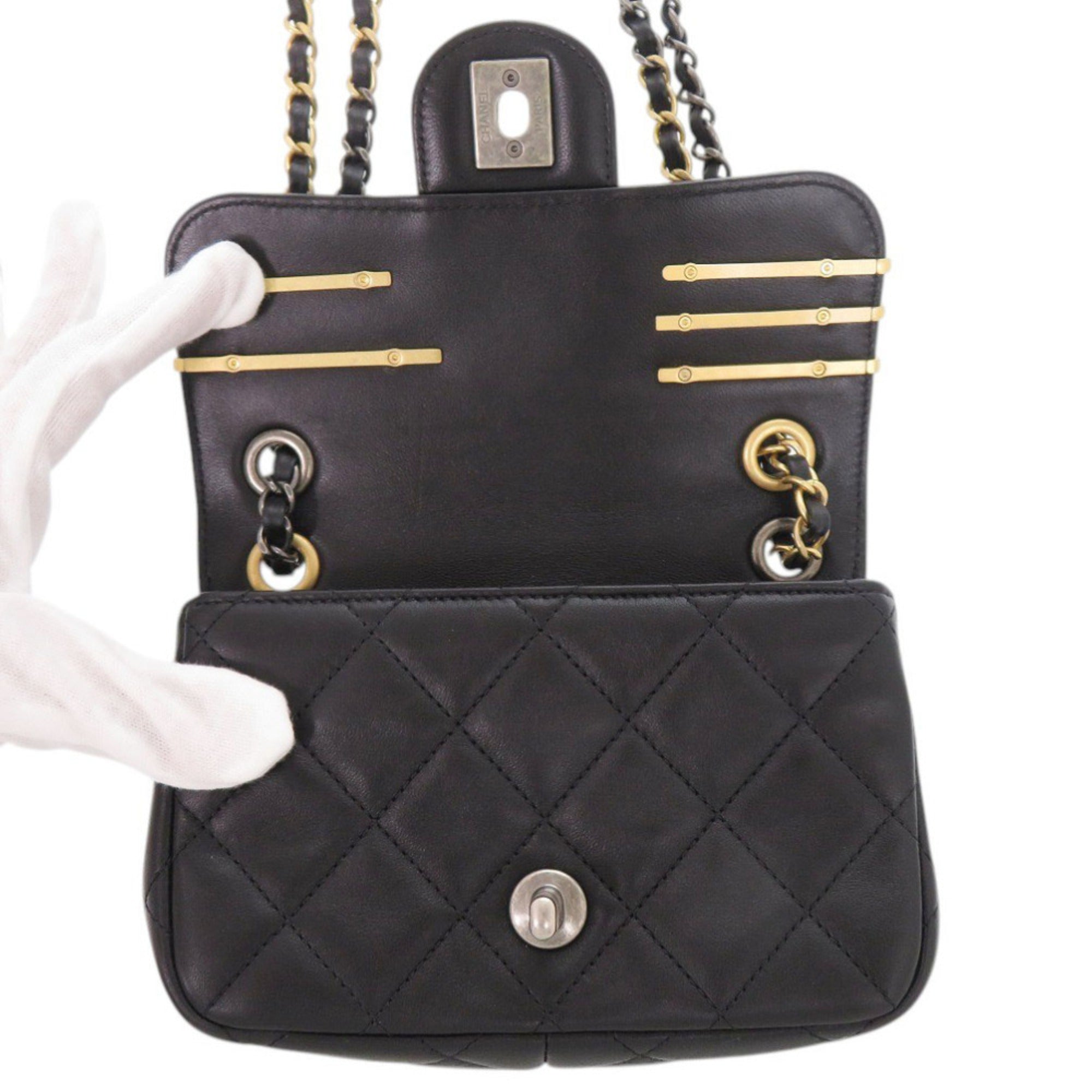 Chanel Black Leather Shoulder Bag (Pre-Owned)