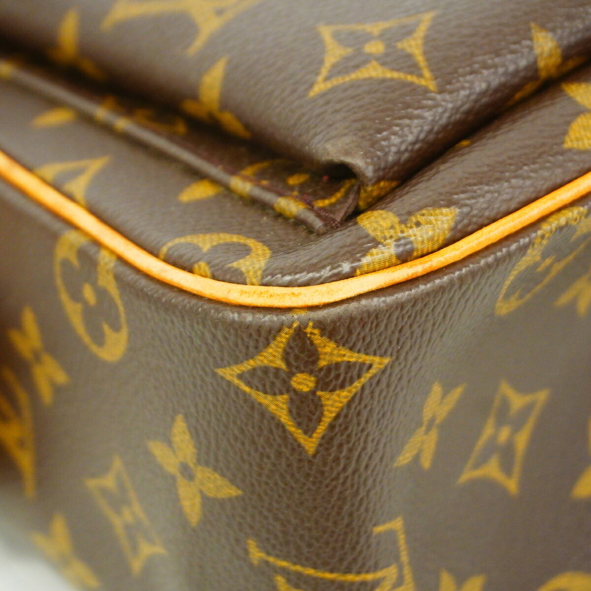 Louis Vuitton Brown Shoulder Bag (Pre-Owned)
