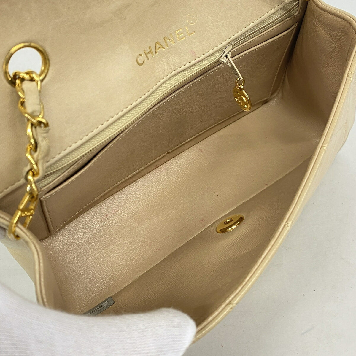 Chanel Beige Leather Shoulder Bag (Pre-Owned)