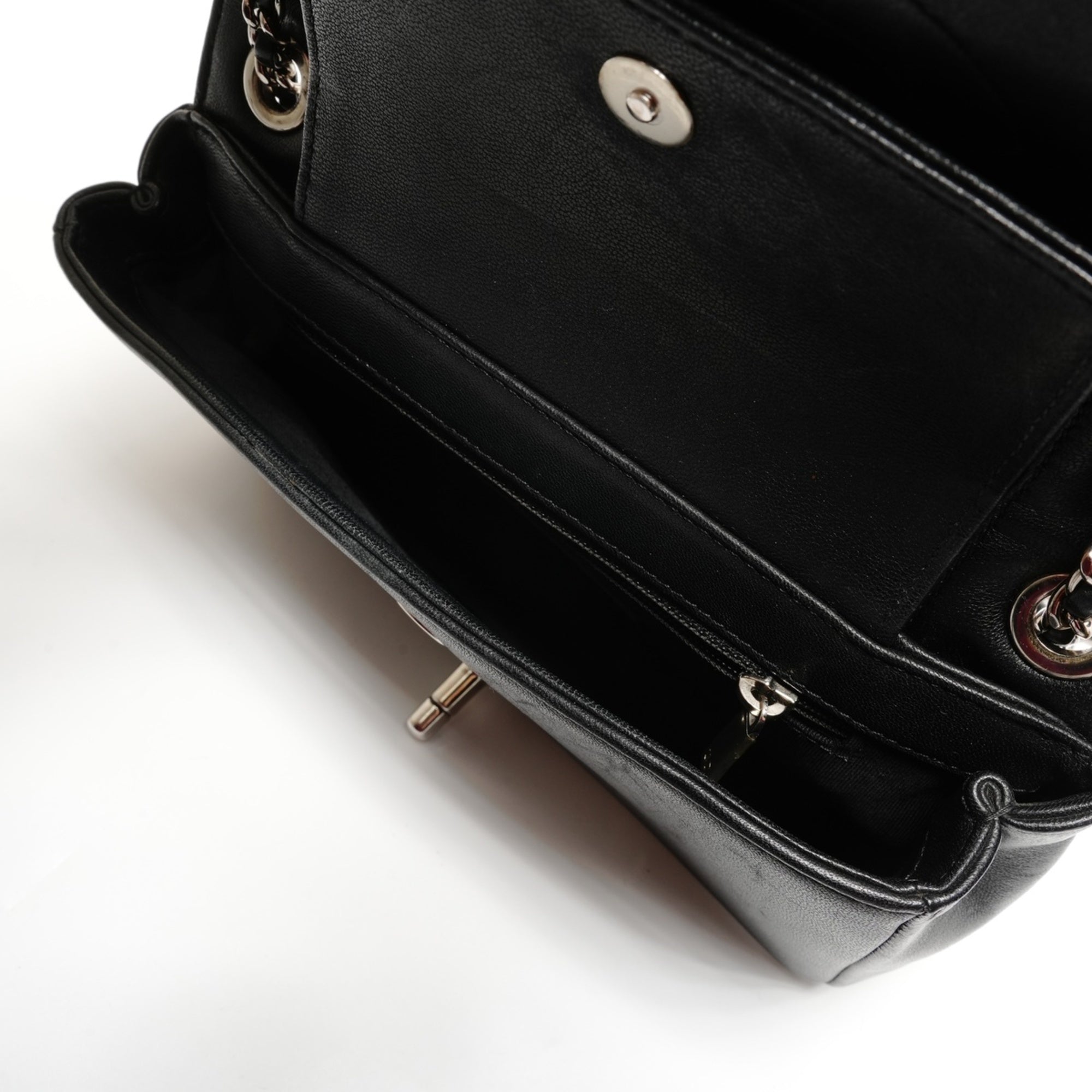 Chanel Black Leather Shoulder Bag (Pre-Owned)