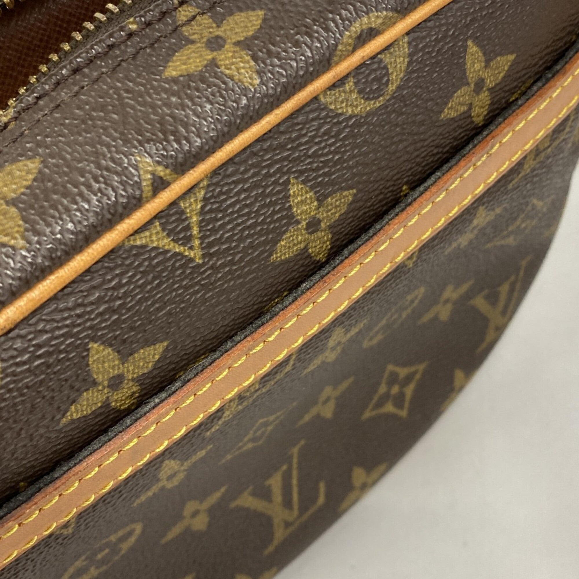 Louis Vuitton Brown Shoulder Bag (Pre-Owned)